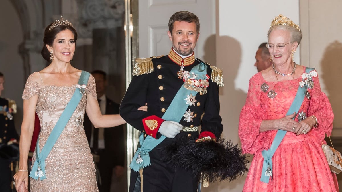 Kronprinsparret og dronning Margrethe under gallamiddagen i anledningen af kronprinsens 50-års fødselsdag i 2019.&nbsp;