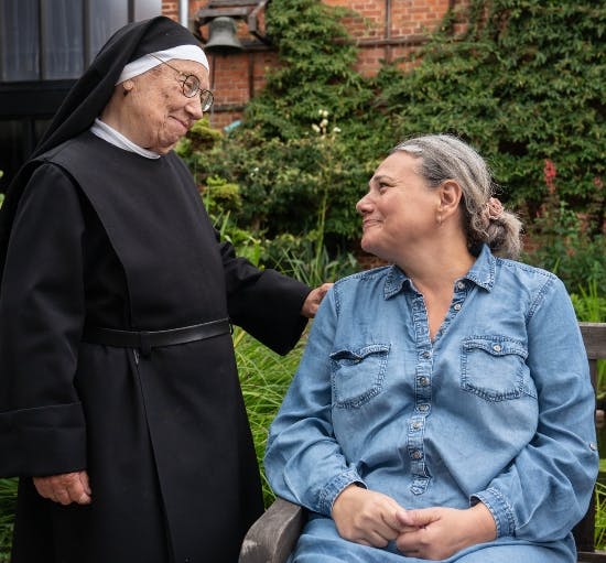 Anne Herdorf på klosterbesøg.