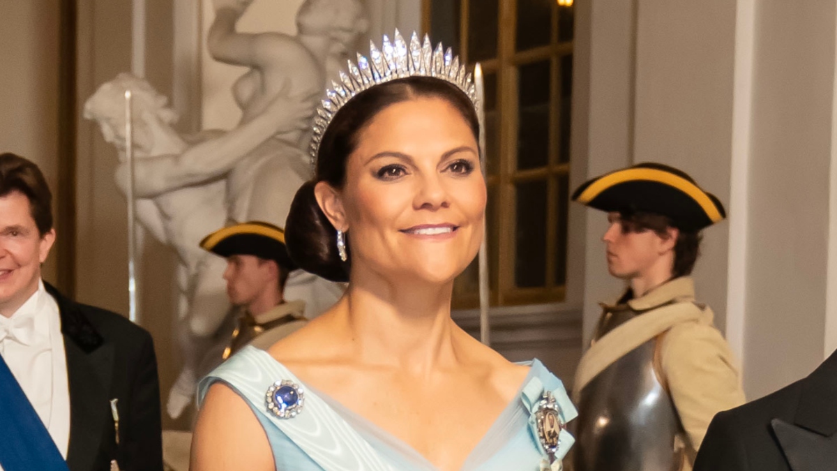 Wow! Kronprinsesse Victoria I Changerende Blå Gallakjole Og Med Diadem ...