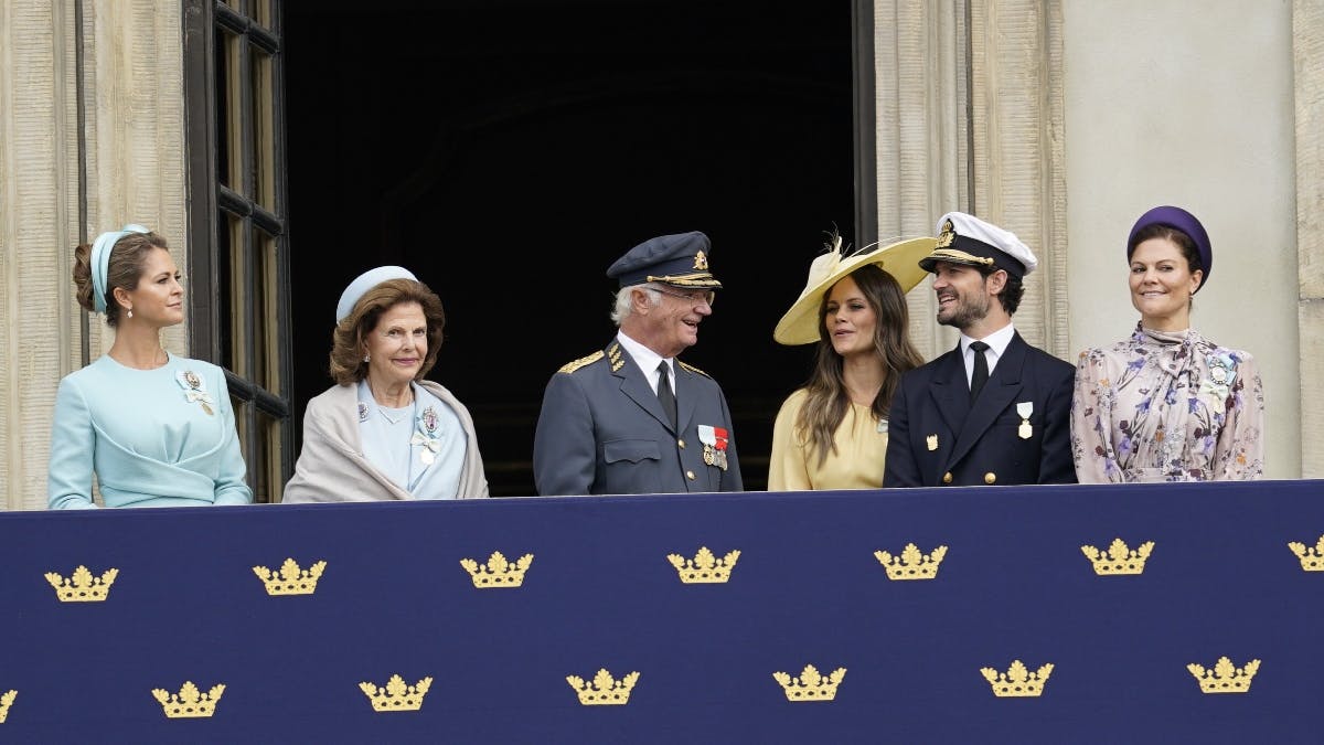 Kong Carl Gustaf omgivet af sine tre børn, Madeleine, Carl Philip og Victoria, samt dronning Silvia og prinsesse Sofia.&nbsp;