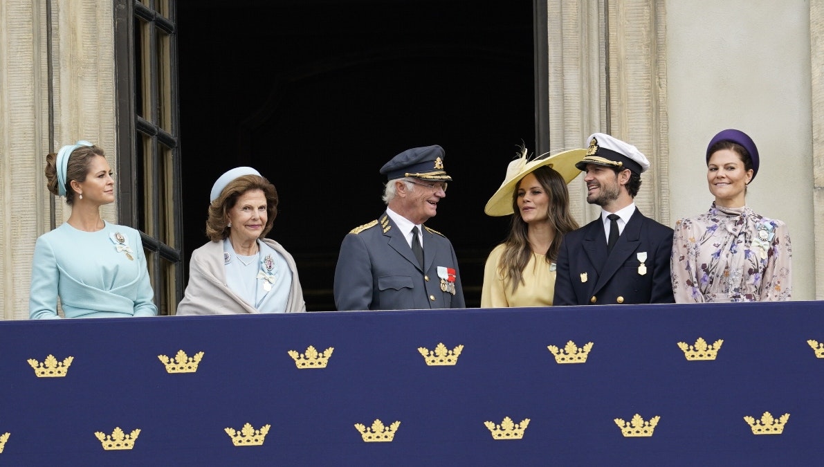 Kong Carl Gustaf omgivet af sine tre børn, Madeleine, Carl Philip og Victoria, samt dronning Silvia og prinsesse Sofia.&nbsp;