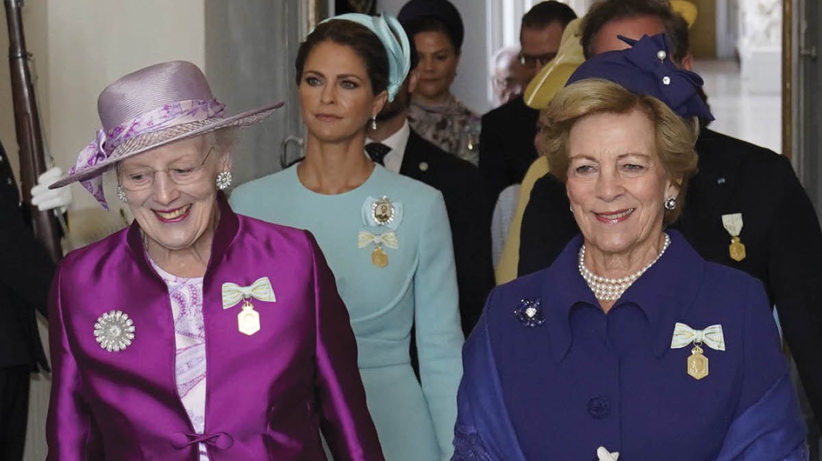 Dronning Margrethe og dronning Anne-Marie. I baggrunden prinsesse Madeleine og Chris O'Neill. 