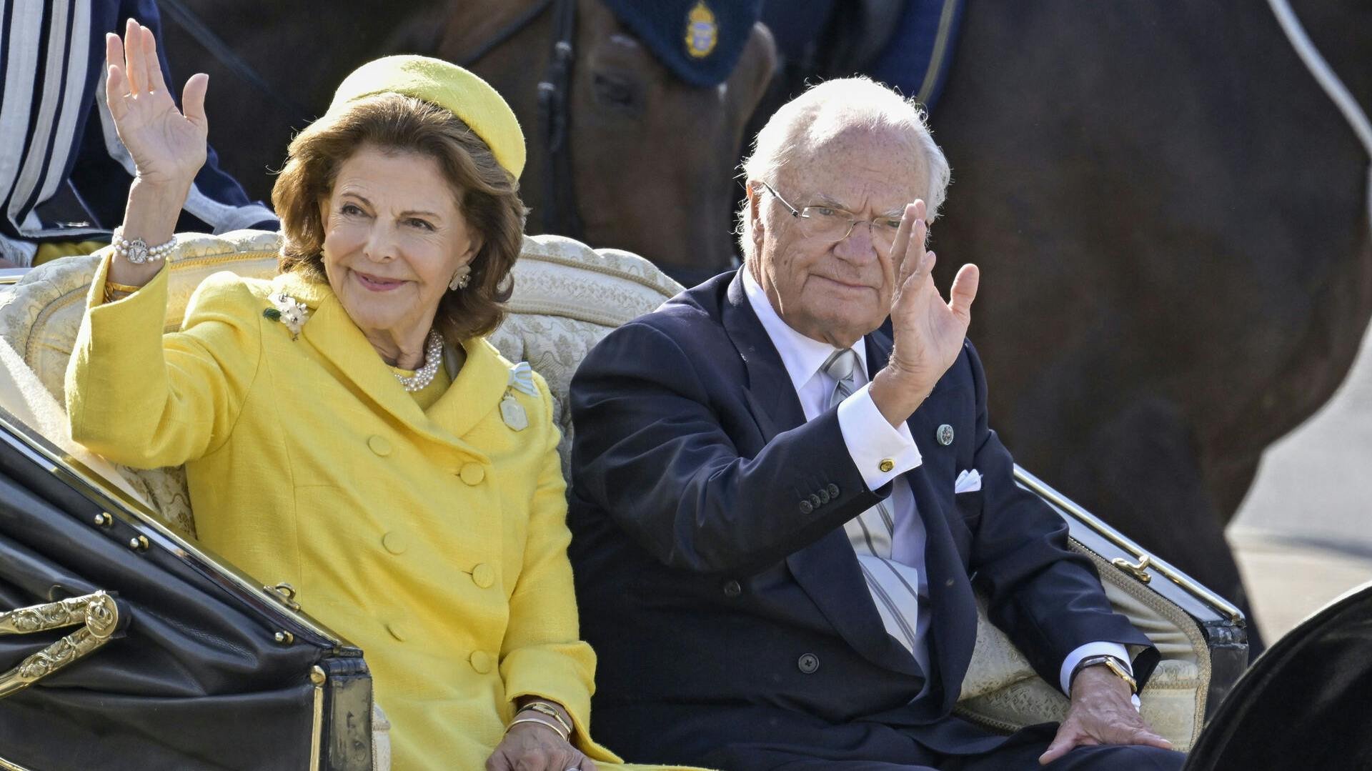 STOCKHOLM 20230916 Kung Carl Gustaf och drottning Silvia i kortege med häst och vagn genom centrala Stockholm under lördagen i samband med kung Carl XVI Gustafs 50-årsjubileum på tronen. Foto: Janerik Henriksson / TT / kod 10010. (Foto: 10010 Janerik Henriksson/TT/Ritzau Scanpix)