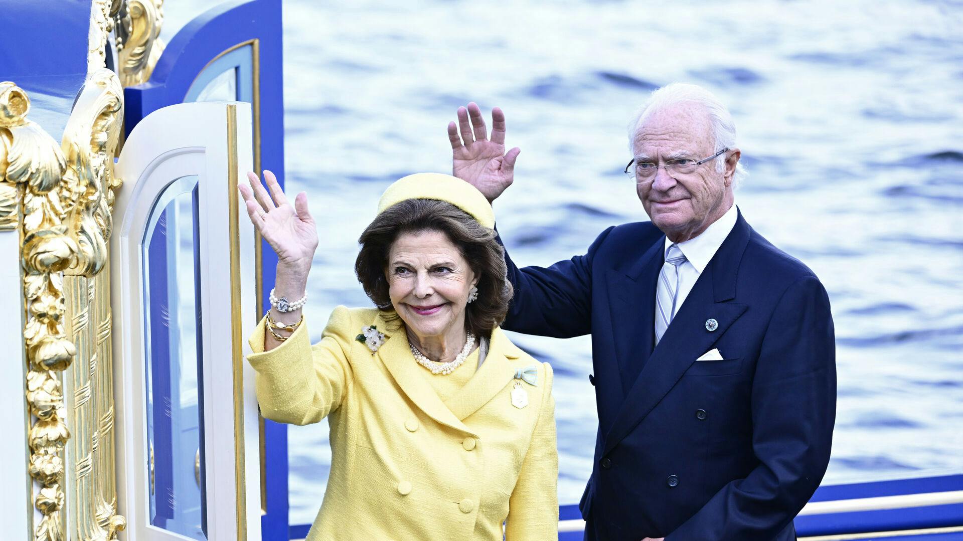 STOCKHOLM 20230916 Kung Carl Gustaf och drottning Silvia i den kungliga slupen, Vasaordern, efter kortege med häst och vagn genom centrala Stockholm under lördagen i samband med kung Carl XVI Gustafs 50-årsjubileum på tronen. Inför avfärd med kungaslupen Vasaorden från Skeppsholmen. Foto: Henrik Montgomery / TT / kod 10060. (Foto: 10060 Henrik Montgomery/TT/Ritzau Scanpix)