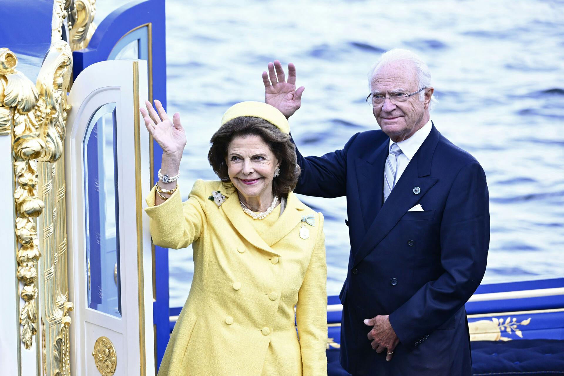 STOCKHOLM 20230916 Kung Carl Gustaf och drottning Silvia i den kungliga slupen, Vasaordern, efter kortege med häst och vagn genom centrala Stockholm under lördagen i samband med kung Carl XVI Gustafs 50-årsjubileum på tronen. Inför avfärd med kungaslupen Vasaorden från Skeppsholmen. Foto: Henrik Montgomery / TT / kod 10060. (Foto: 10060 Henrik Montgomery/TT/Ritzau Scanpix)