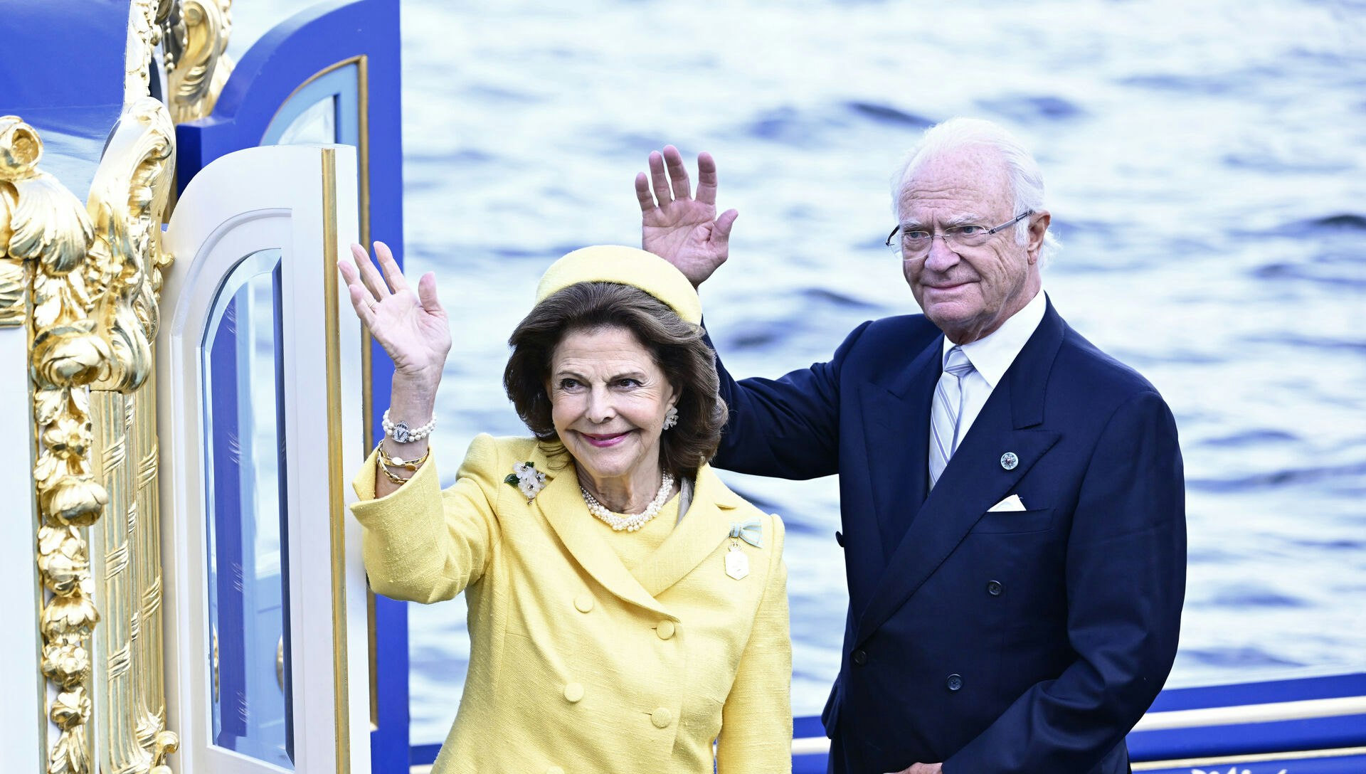 Dronning Silvia og kong Carl Gustaf ombord på den svenske kongelige chalup 