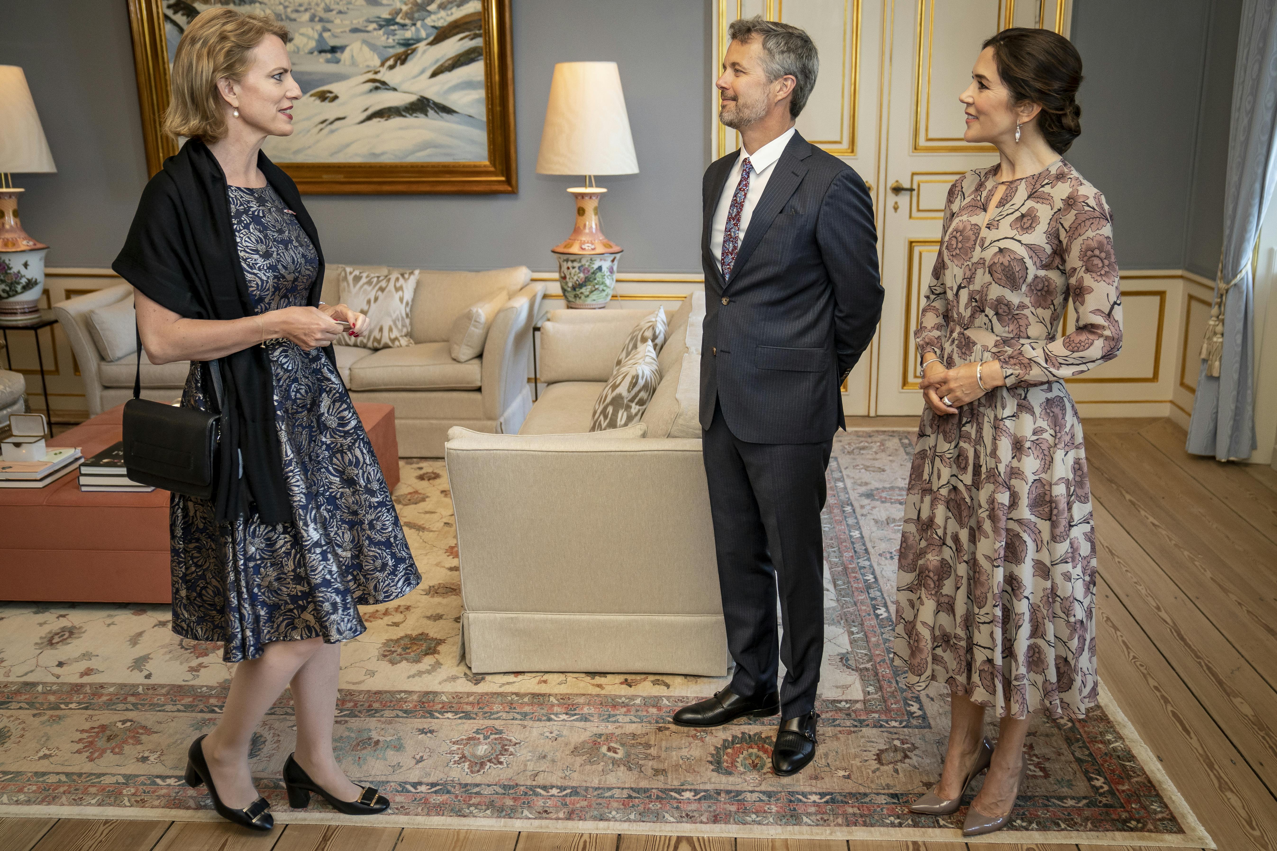 Kronprins Frederik og kronprinsesse Mary er værter ved en middag i forbindelse med markering af 100-året for de diplomatiske relationer mellem Danmark og Estland, Letland og Litauen og hilser på Danmarks ambassadør i Estland Kristina Miskowiak Beckvard, på Amalienborg i København, torsdag den 3. juni 2021.. (Foto: Mads Claus Rasmussen/Ritzau Scanpix)