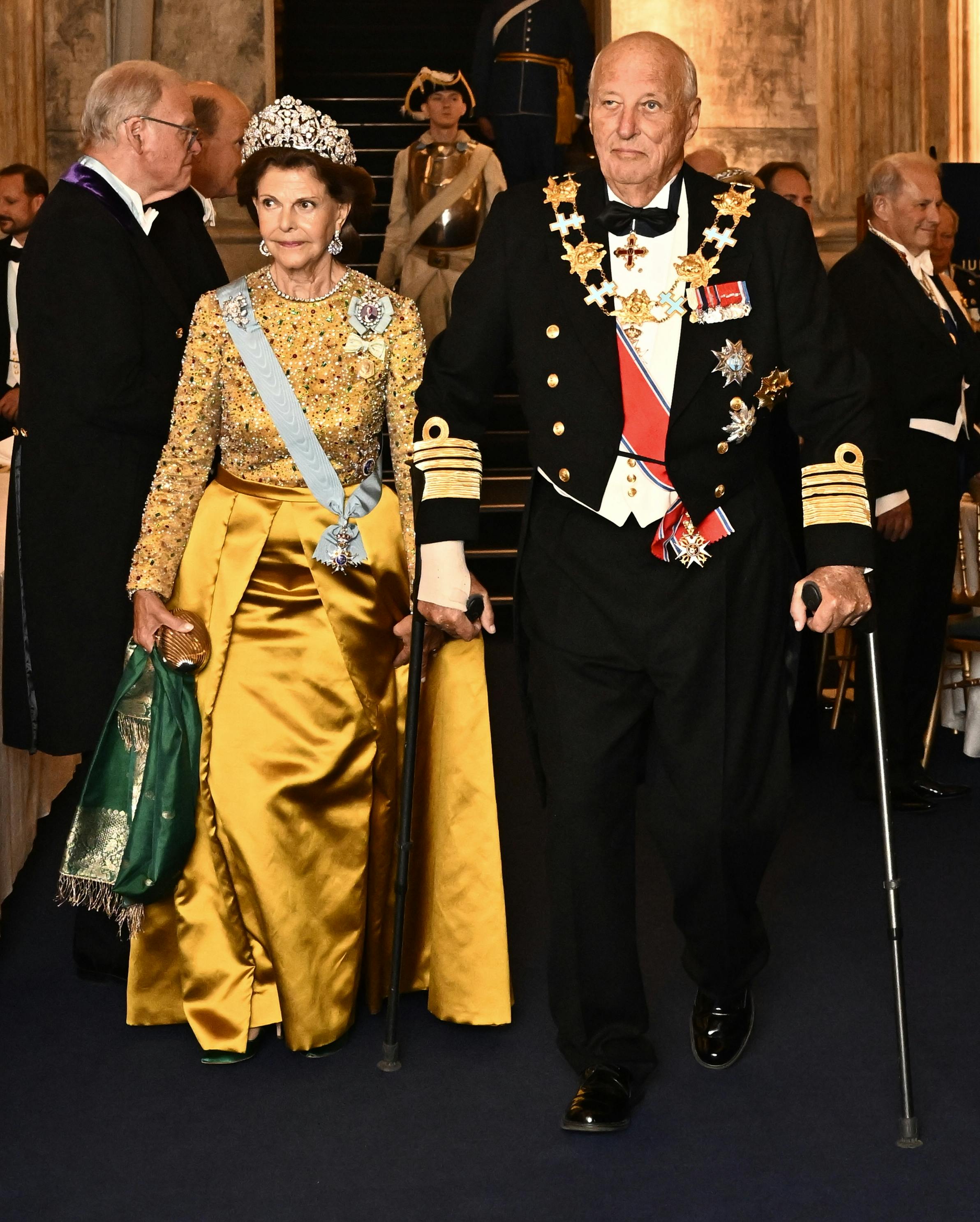 STOCKHOLM 20230915 Drottning Silvia och Norges kung Harald anländer till jubileumsbanketten i Rikssalen på Stockholms slott med anledning av kung Carl XVI Gustafs 50-årsjubileum på tronen. Foto: Anders Wiklund / TT / kod 10040. (Foto: 10040 Anders Wiklund/TT/Ritzau Scanpix)