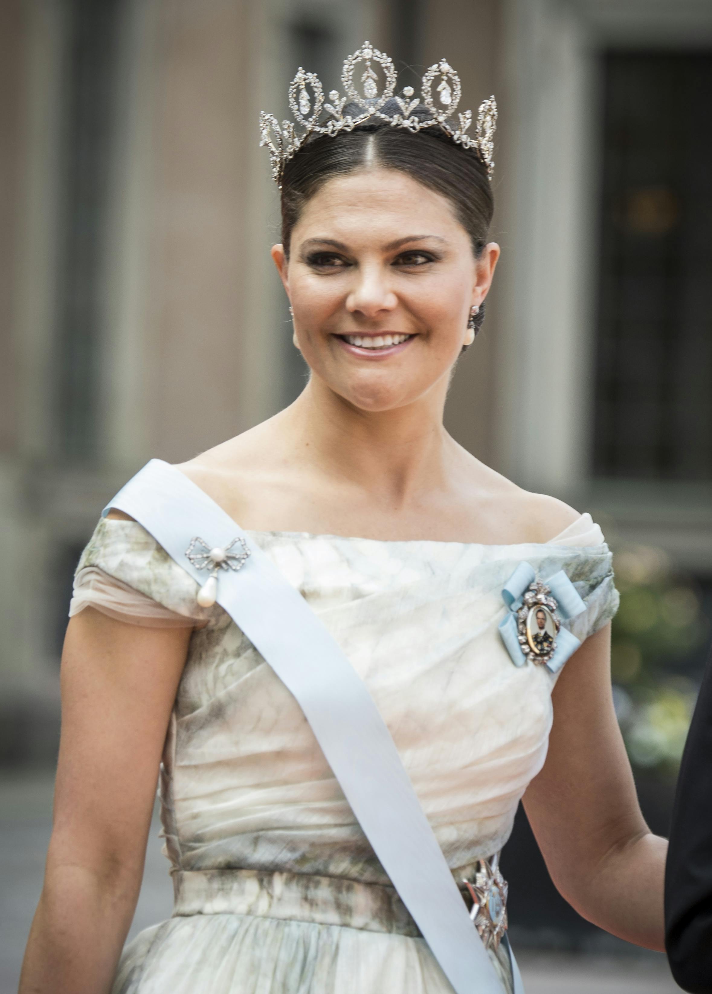 Kongeligt bryllup mellem prins Carl Philip og Sofia Hellqvist i Stockholm. Gæster ankommer til Slottskyrkan (Slotskirken) i den indre slotsgård ved Det Kungliga Slottet (Stockholm Slot) lørdag den 13. juni 2015. Kronprinsesse Victoria og prins Daniel. Kronprinsessen bærer prinsesse Sibyllas diamantdiadem, som var en gave fra dronning Silvia Victoria fik aftenen før sit bryllup.