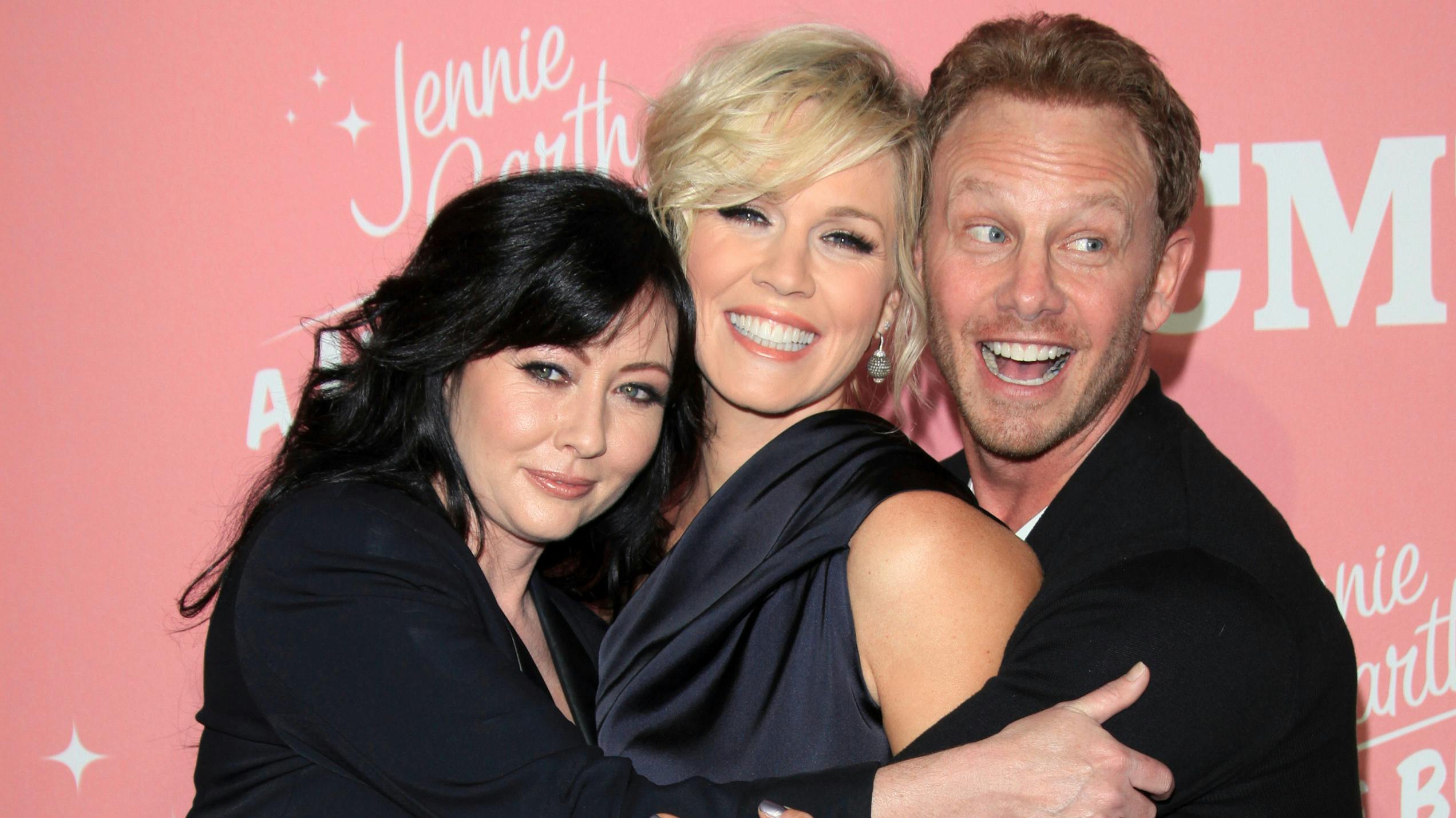 Shannen Doherty med Jennie Garth og Ian Ziering. 