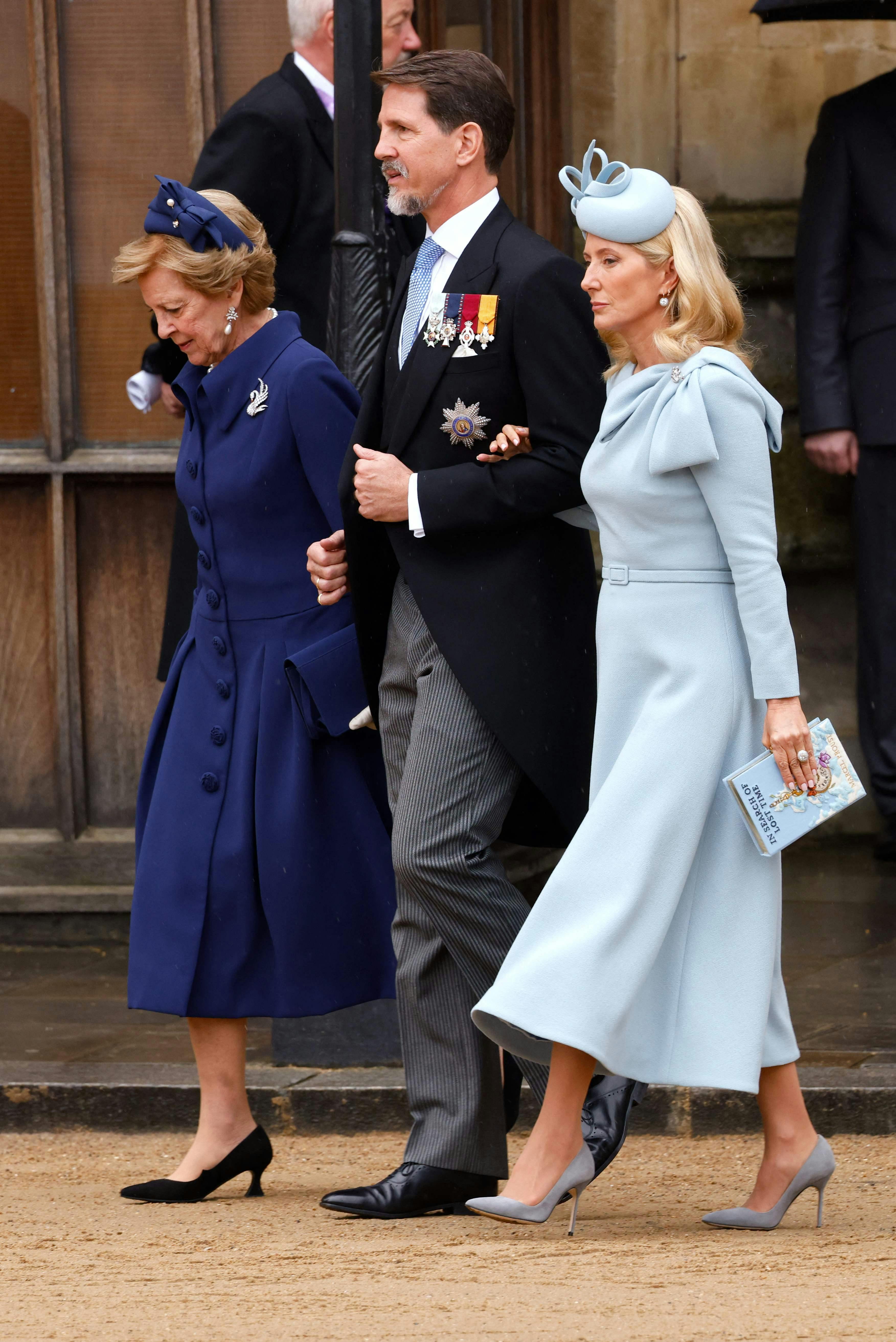 Dronning Anne-Marie, kronprins Pavlos og kronprinsesse Marie-Chantal til kroningen i London den 6. maj. 