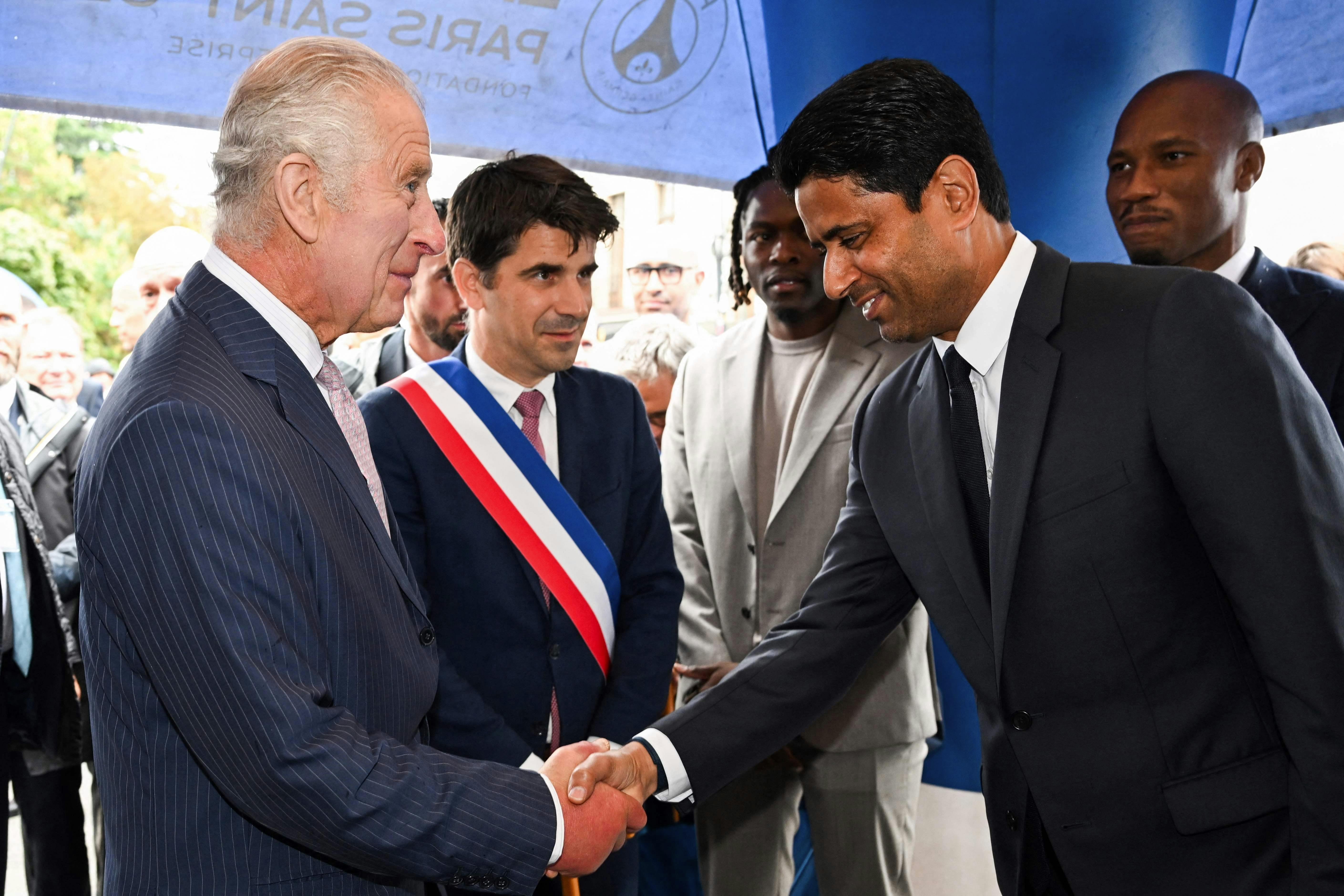 Kong Charles og Nasser al-Khelaifi.