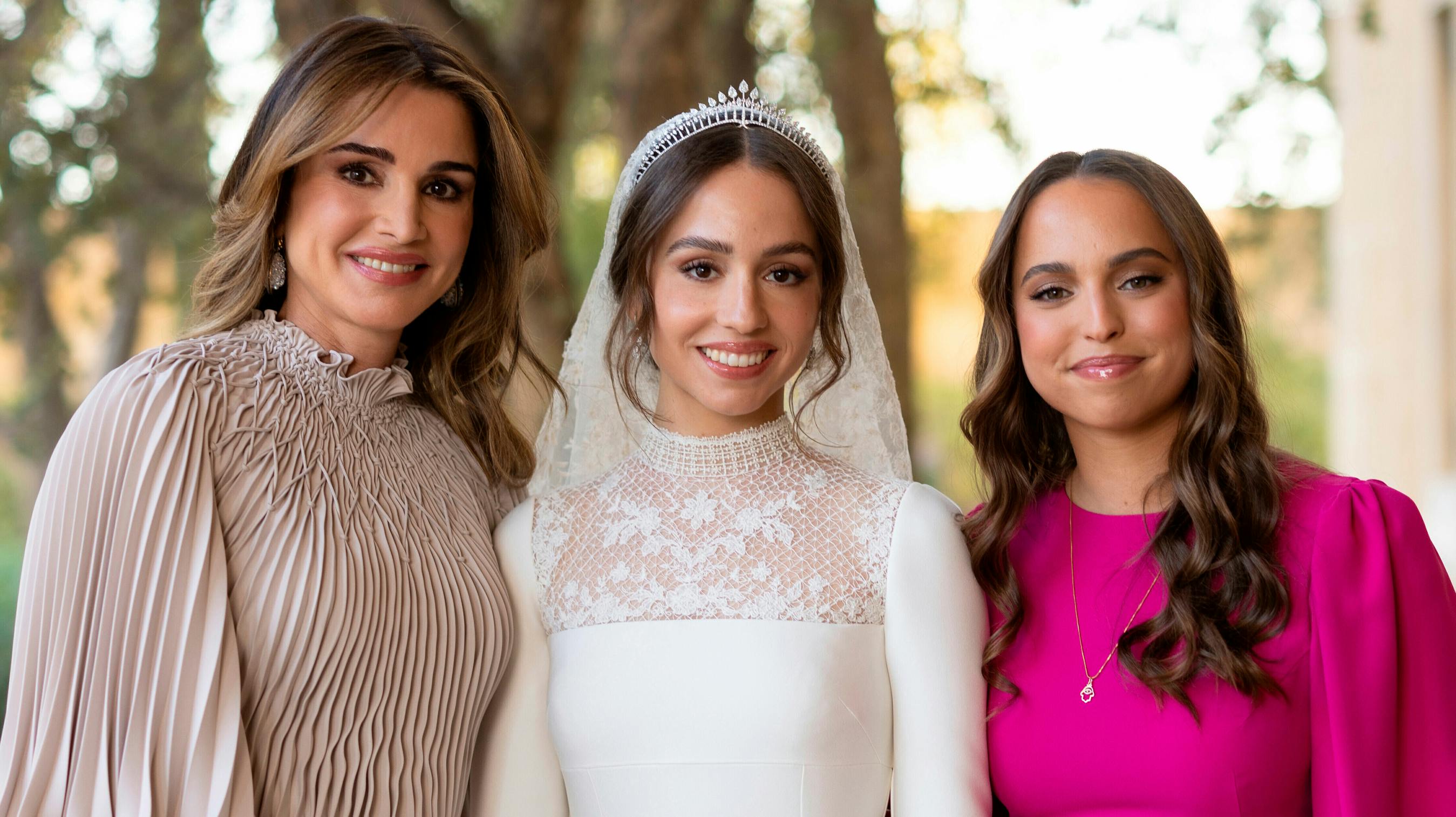 Dronning Rania med døtrene prinsesse Iman og prinsesse Salma.