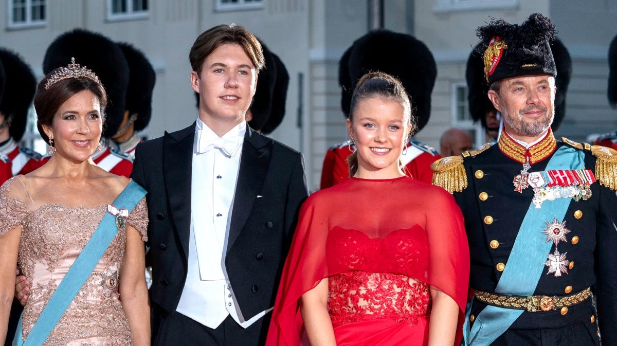 Prins Christian med sine forældre og lillesøster Isabella i anledningen af dronning Margrethes regeringsjubilæum. 