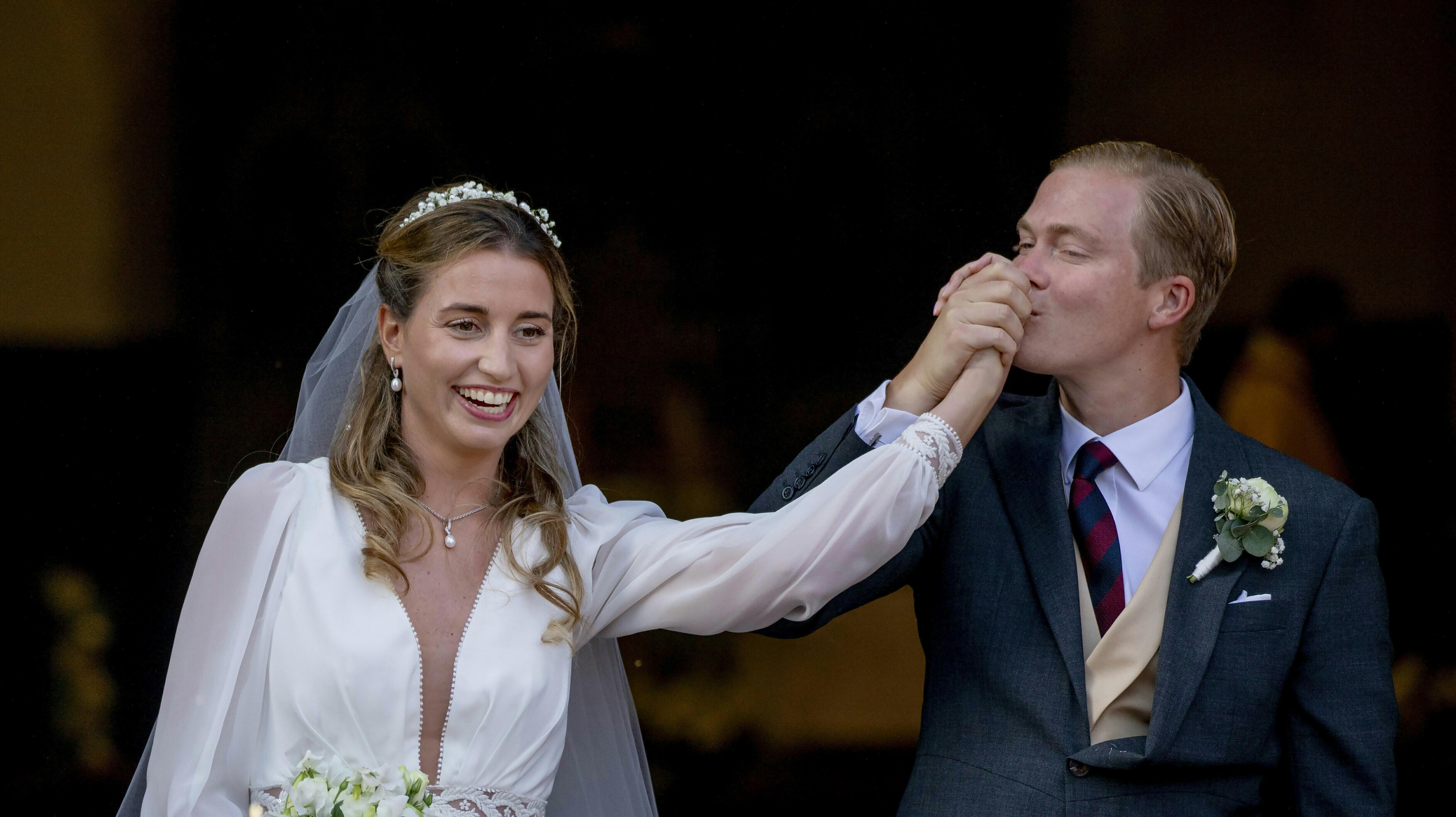  Østrigs ærkehertug Alexander, 33, med sin brud, grevinde Natacha Roumiantzoff-Pachkevitch i Saint Pierre de Belœil-kirken i Belgien.