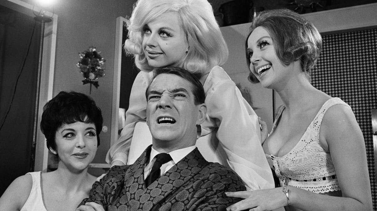 Annie Birgit Garde (t.v.) med Judy Gringer, Axel Strøbye og Rita Angela i teaterforestillingen "Piger i sky".  