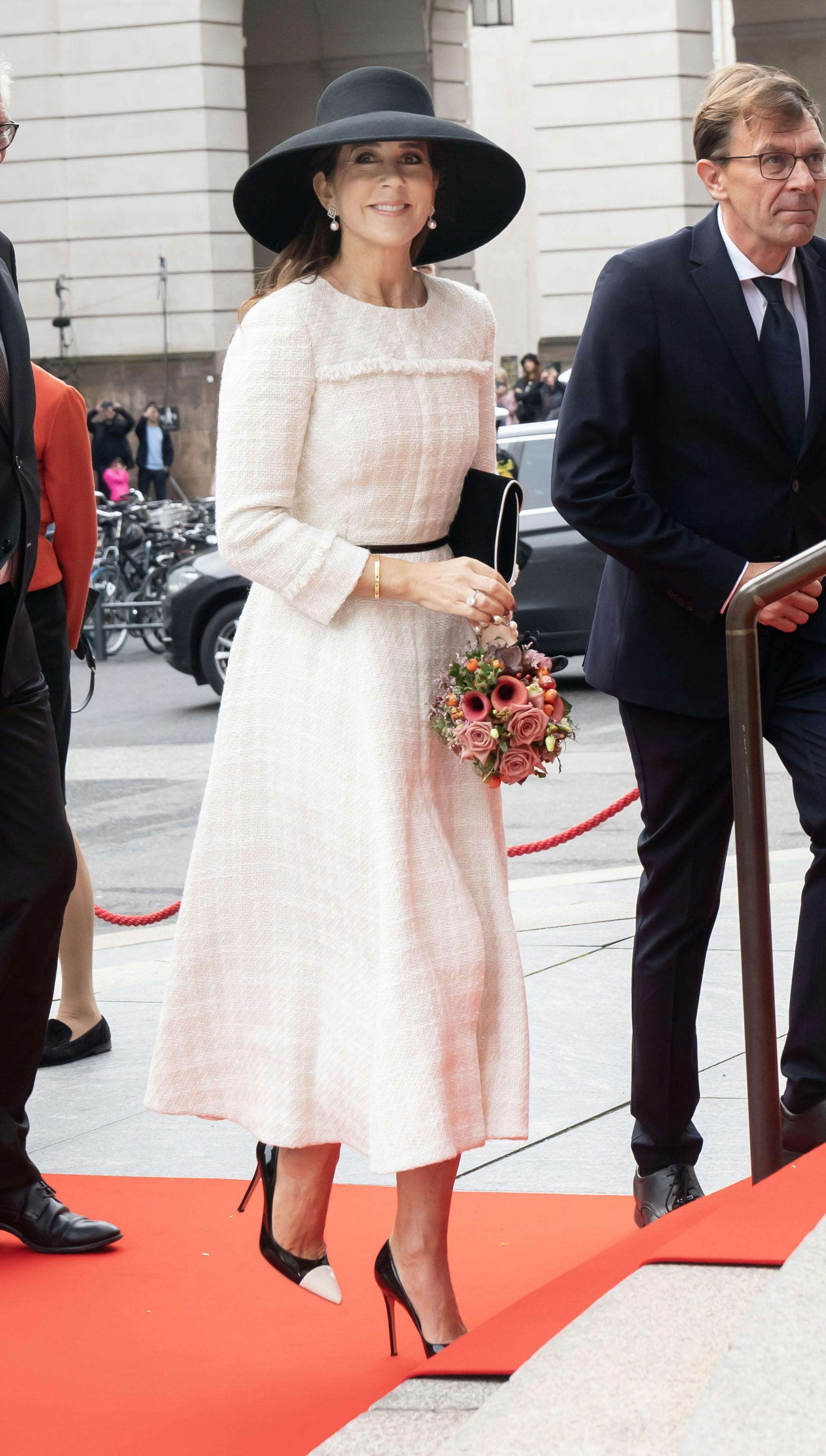 Kronprinsesse Mary helt og hvidt: Matchede looket med bredskygget hat og tårnhøje stiletter | BILLED-BLADET
