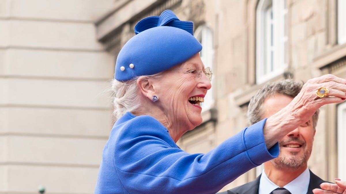 Dronningen sit blå look: Margrethe matchede sin kjole med farmors safir-broche | BILLED-BLADET