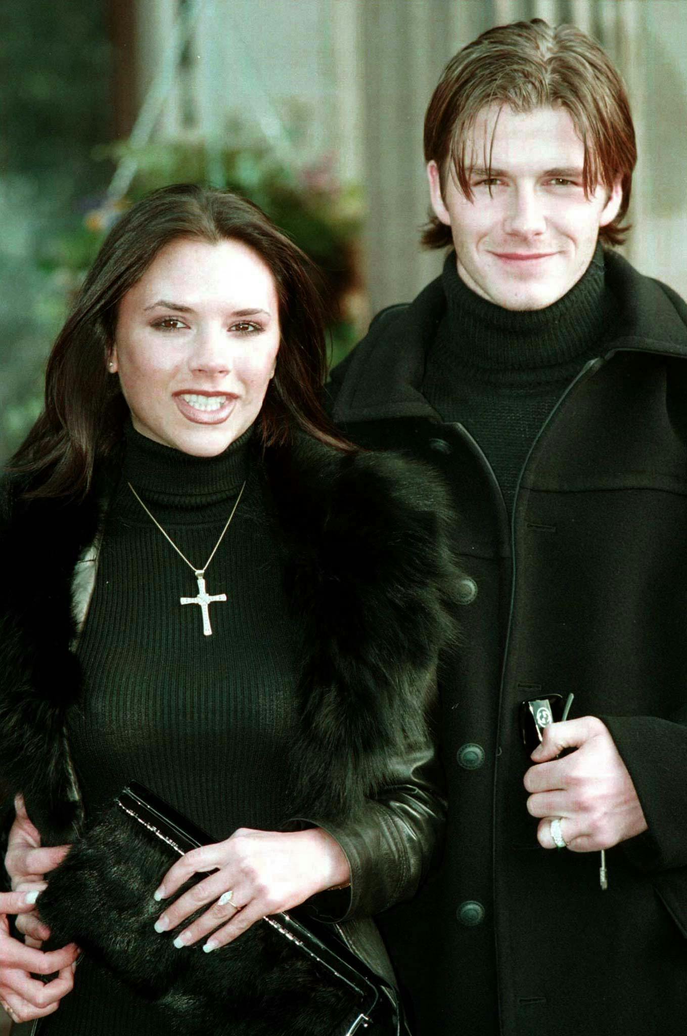 Victoria og David gjorde deres forlovelse offentlig i 1998.