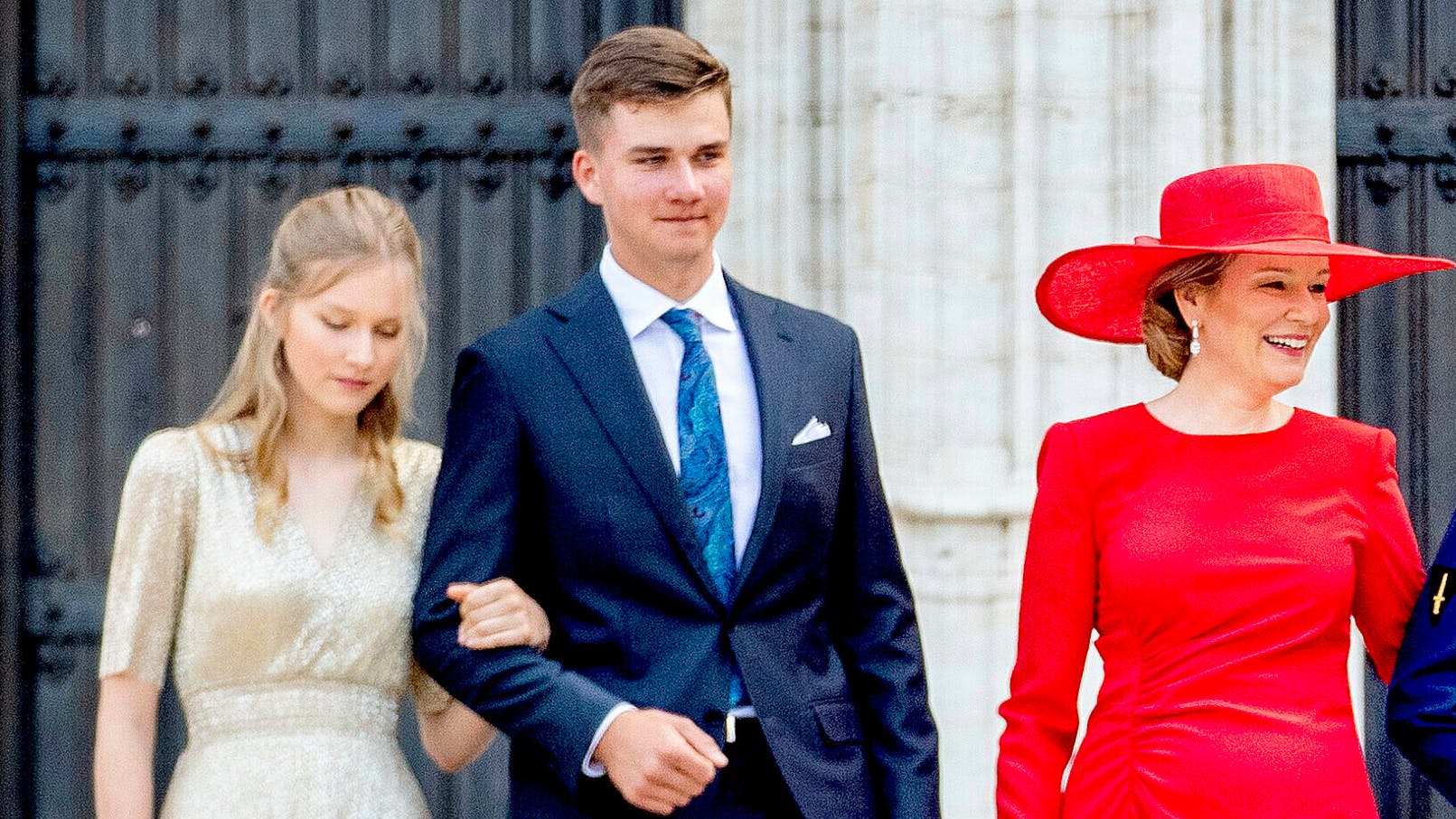 Prins Emmanuel med prinsesse Eléonore (th) og dronning Mathilde (tv).