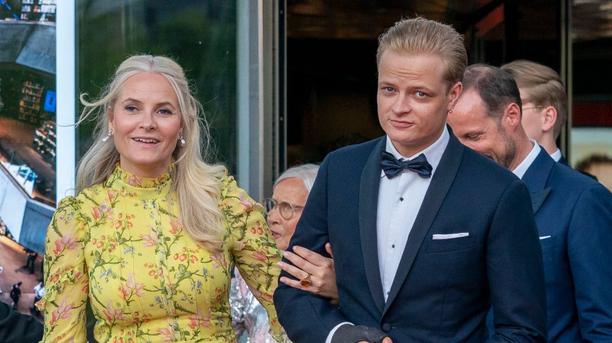 Marius Borg Høiby med sin mor, kronprinsesse Mette-Marit, til prinsesse Ingrid Alexandras 18-års fødselsdag.&nbsp;