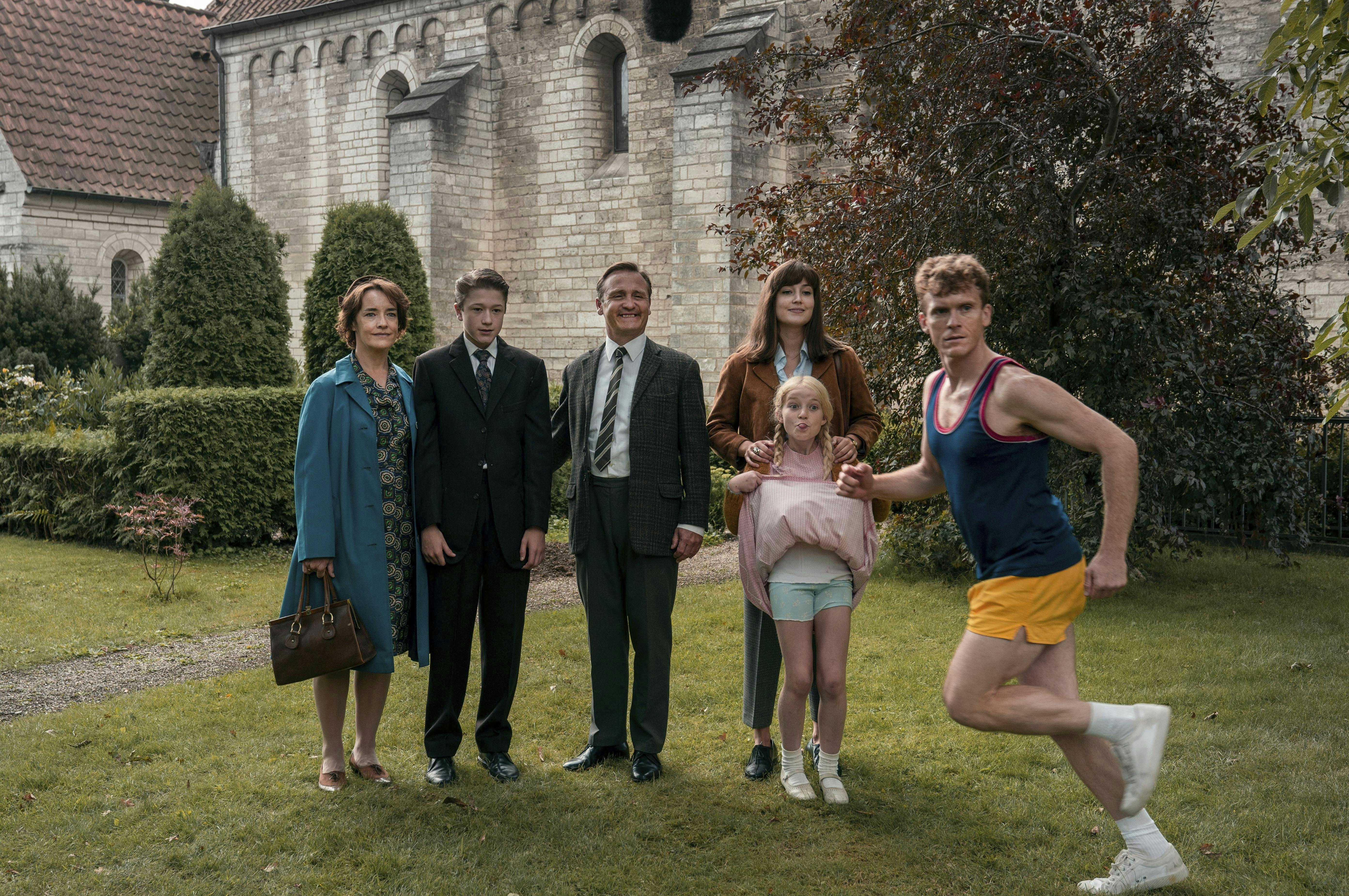 Fanny Leander Bornedal med sin "seriefamilie" under optagelserne til første sæson af "Carmen Curlers".