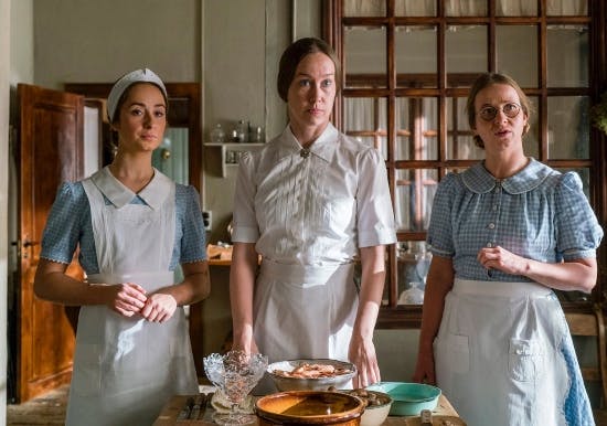 Mia Hele Højgaard som Ane, Merete Mærkedahl som Otilia og Ula Vejby som Edith i Badehotellet.