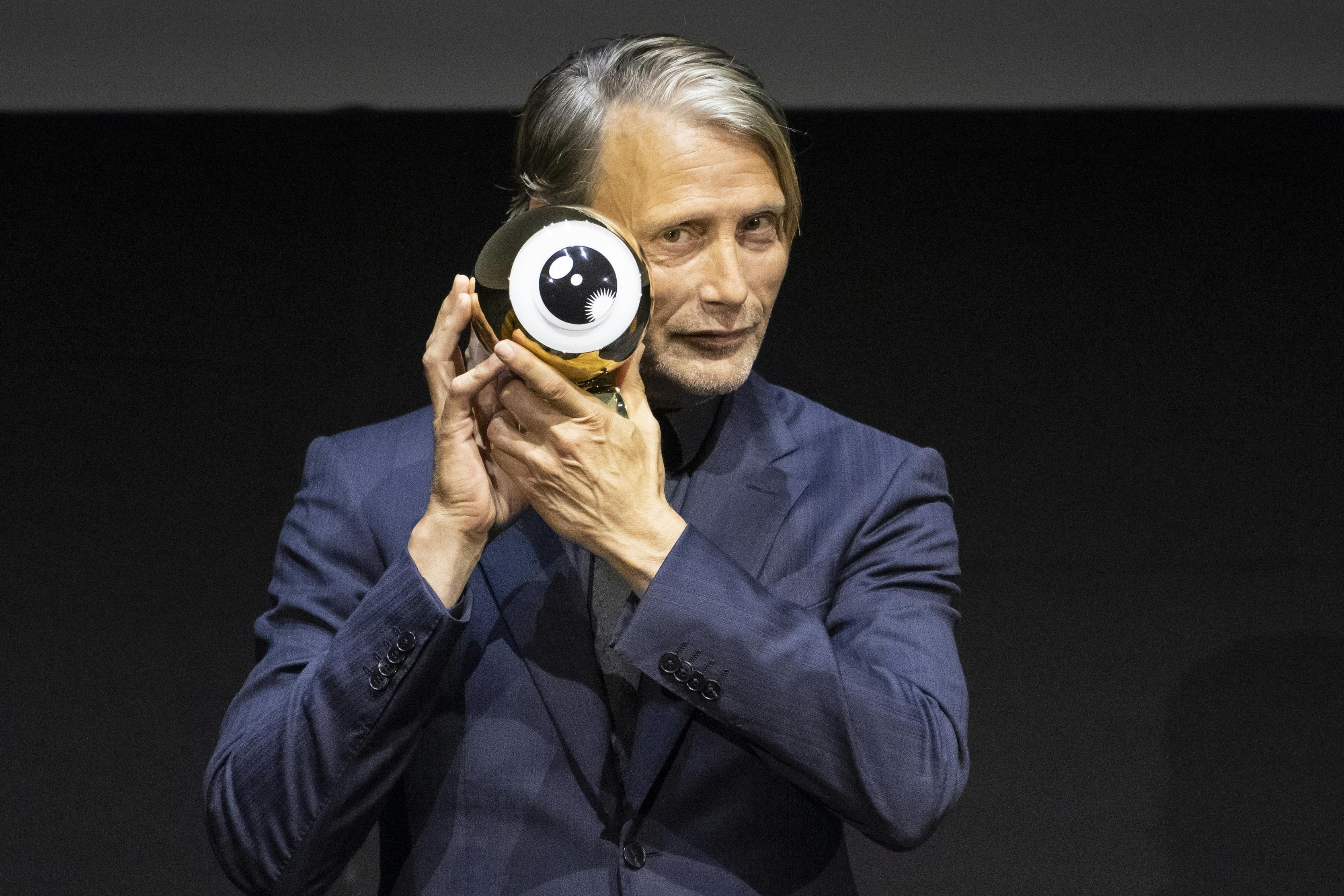 epa10903716 Danish actor Mads Mikkelsen receives the Golden Eye Award during the 19th Zurich Film Festival (ZFF) in Zurich, Switzerland, , 06 October 2023. The film festival runs from 28 September to 08 October 2023. EPA/ENNIO LEANZA