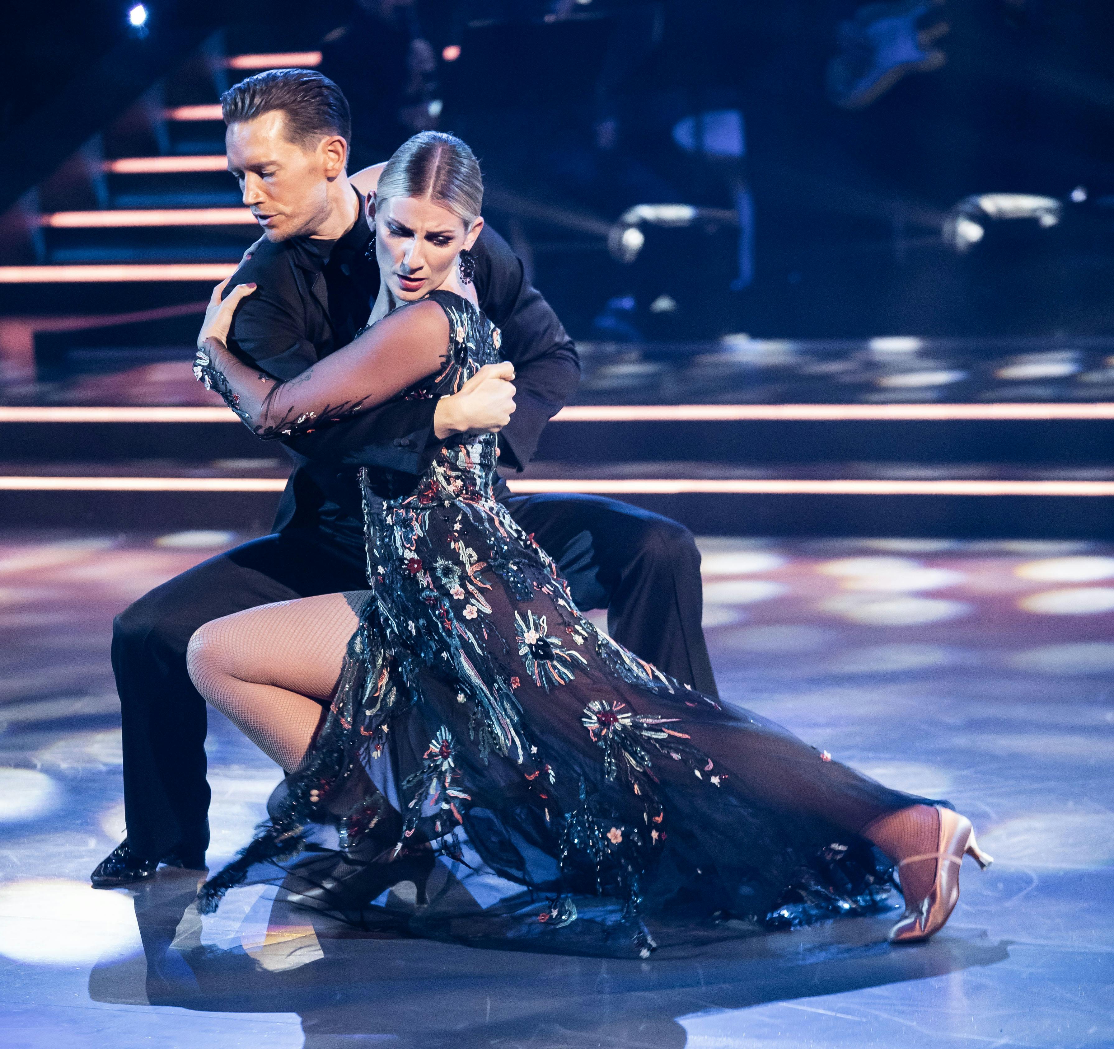 OPGAVE: Vild med dans program 3Her Mette Sommer og Morten KjeldgaardJOURNALIST: Karina Didriksen og Line, Amalie og SigneFOTOGRAF: Hanne JuulDATO: 20231007