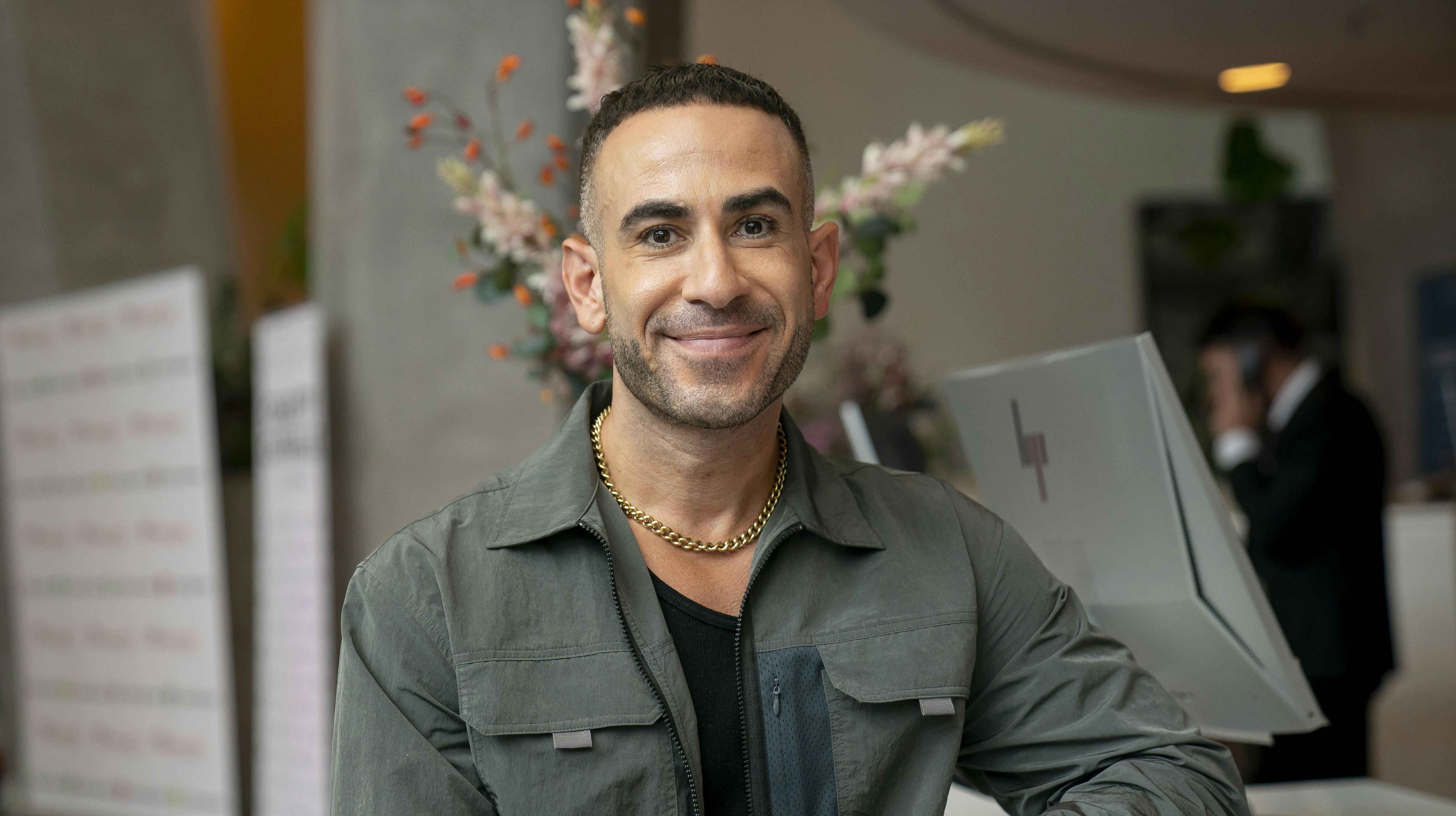 El presentador de televisión Abdel Aziz Mahmoud en la Pasarela Benéfica de este año.