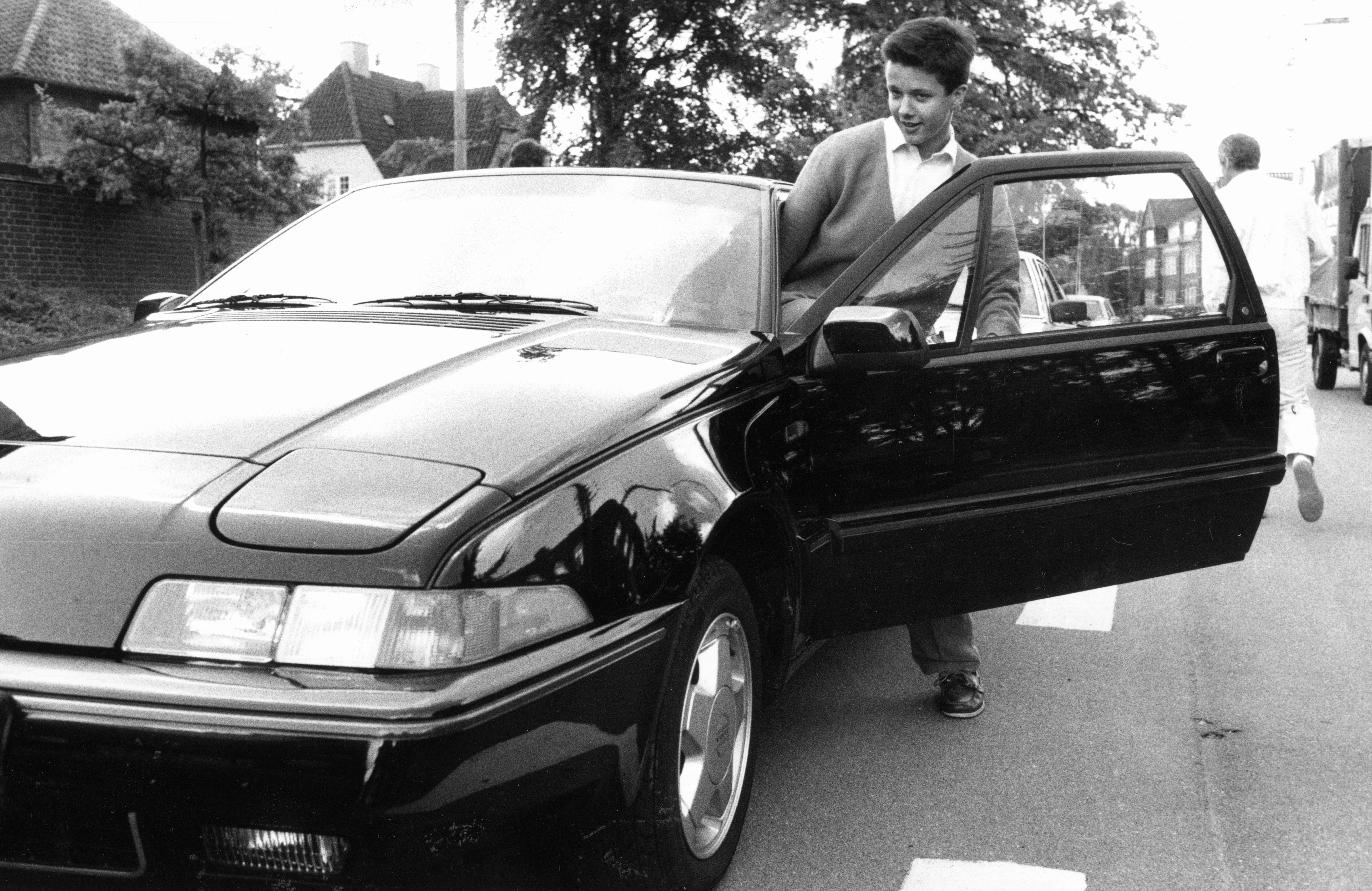 Kronprins Frederik sætter sig ind i sin Volvo 480 ES, som han fik i 18 års fødselsdagsgave.