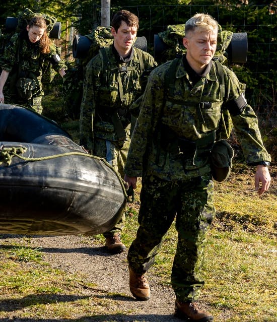 Aske Bang (i midten) med to andre aspiranter i "Korpset".