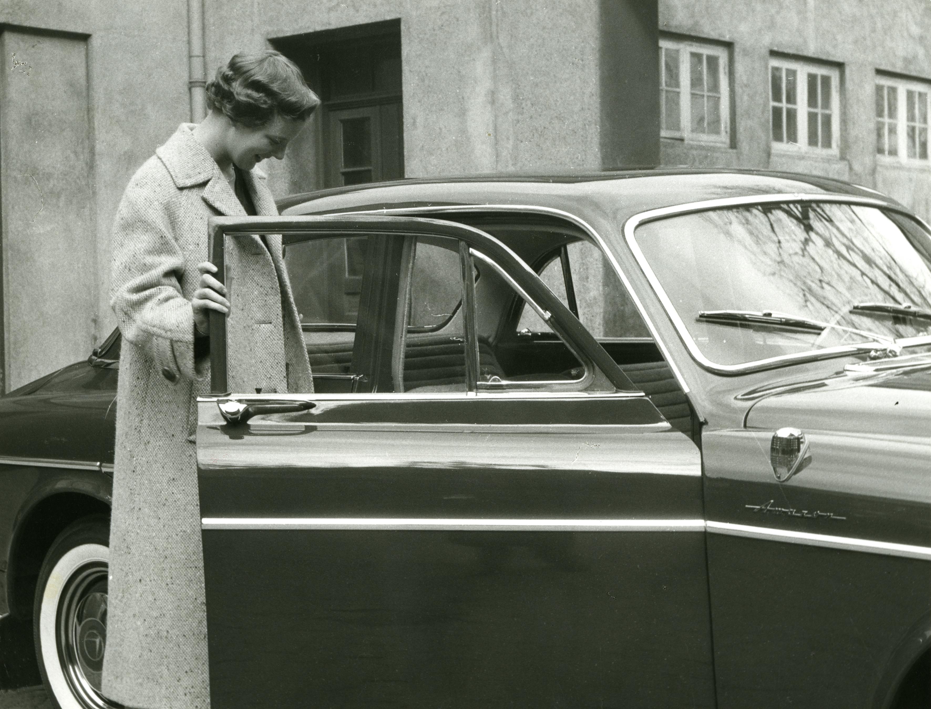 Tronfølger Margrethes 18-års fødselsdag den 16. april 1958. Prinsessen har fået en Volvo Amazon af Volvo.