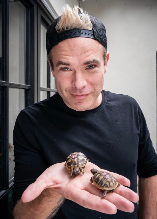 Silas Holst med børnenes skildpadder.