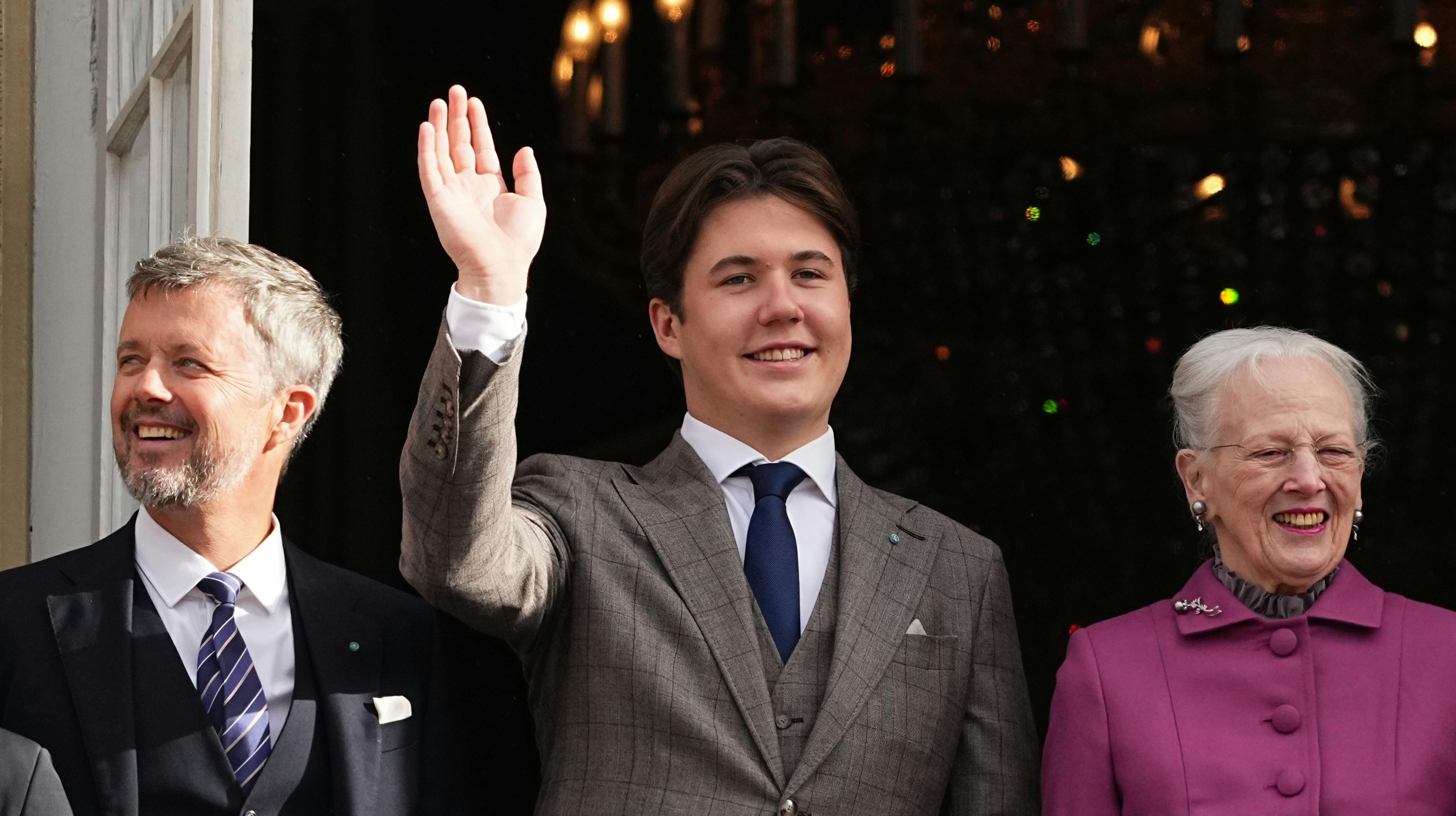 Prins Christian med kronprins Frederik og dronning Margrethe.