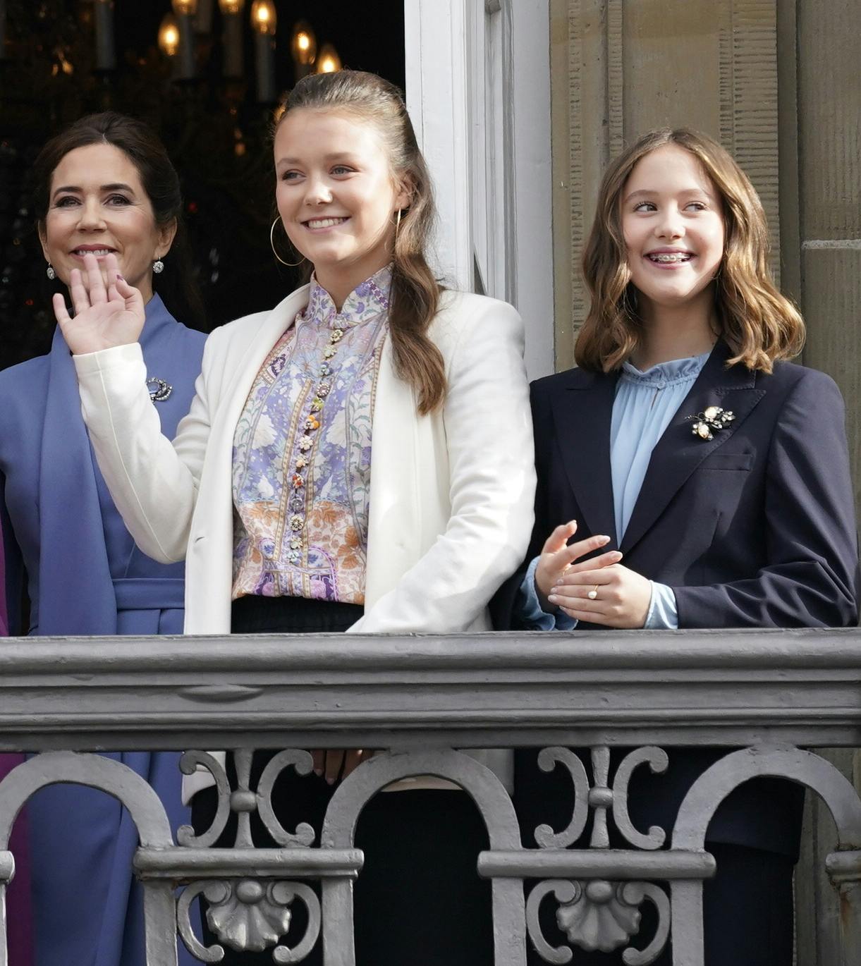 Prinsesse Isabella på balkonen med kronprinsesse Mary og prinsesse Josephine.