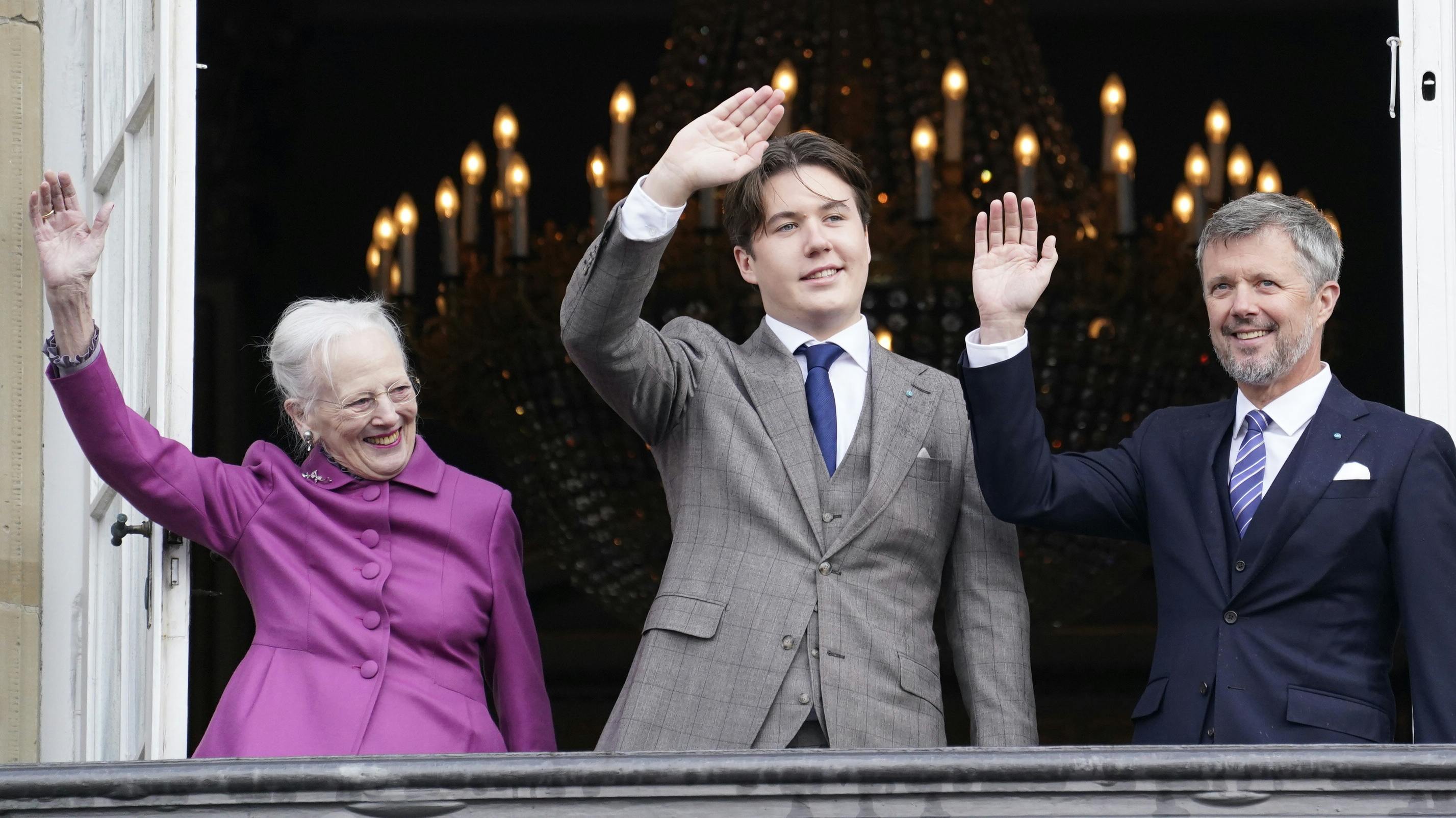 Prins Christian med dronning Margrethe og kronprins Frederik. 