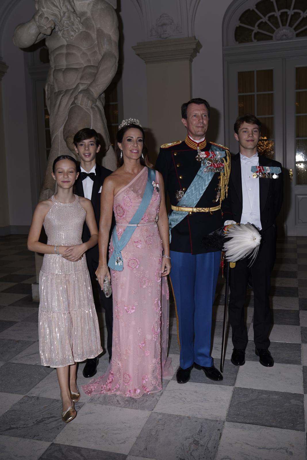 Prinsesse og Joachim ankom med børnene: Se flotte gallalooks | BILLED-BLADET