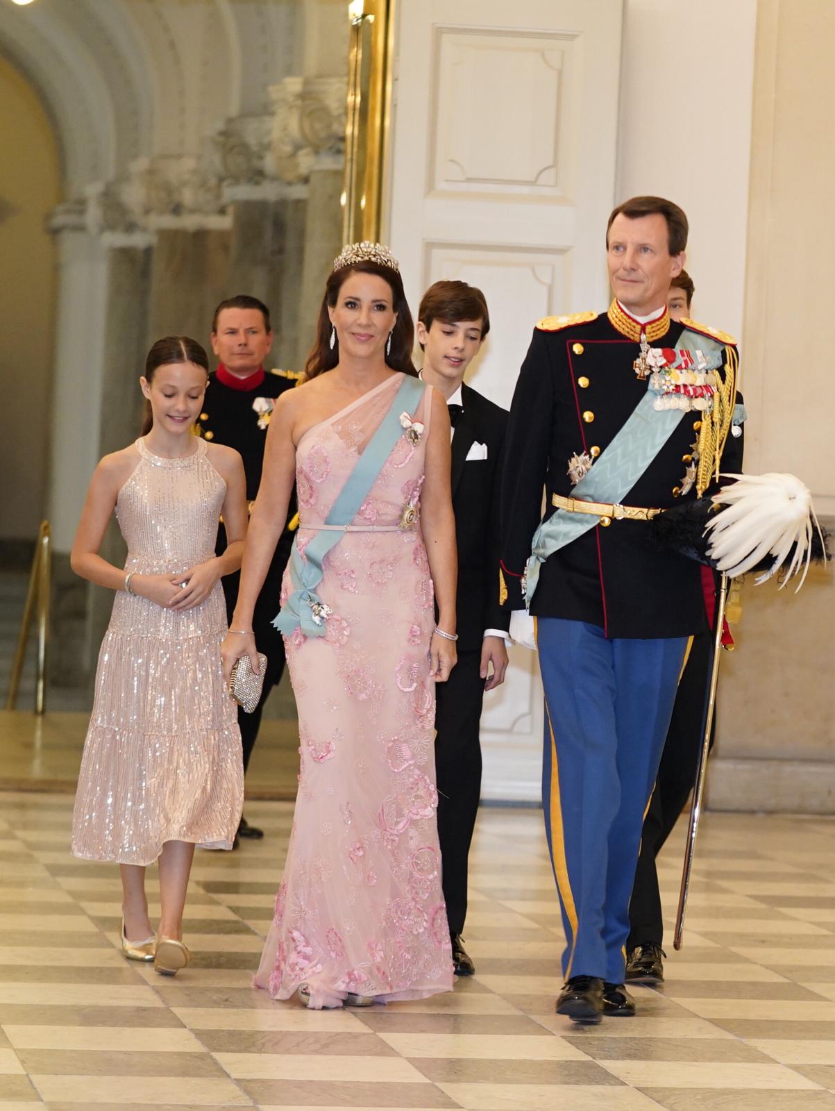 Prinsesse og Joachim ankom med børnene: Se flotte gallalooks | BILLED-BLADET