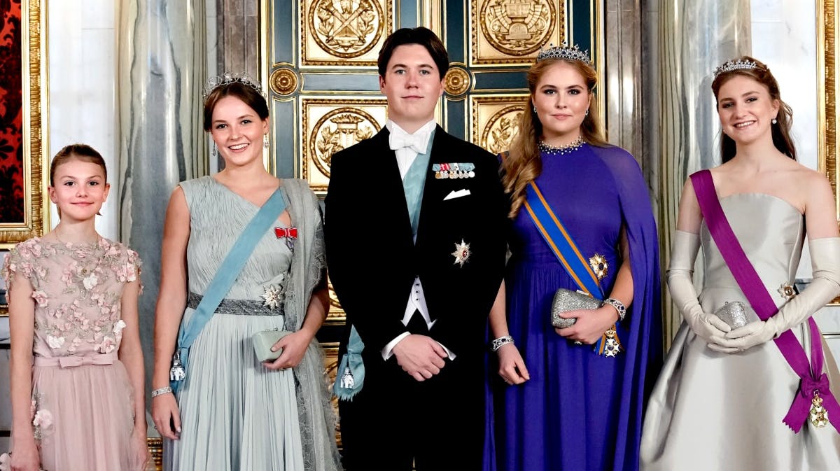 Prins Christian mellem prinsesse Estelle, prinsesse Ingrid Alexandra, prinsesse Amalia og prinsesse Elisabeth