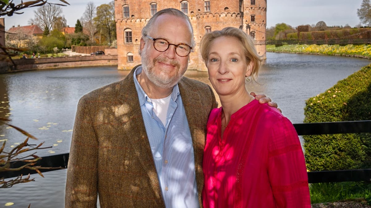 Grev Michael og prinsesse Alexandra med Egeskov Slot i baggrunden.
