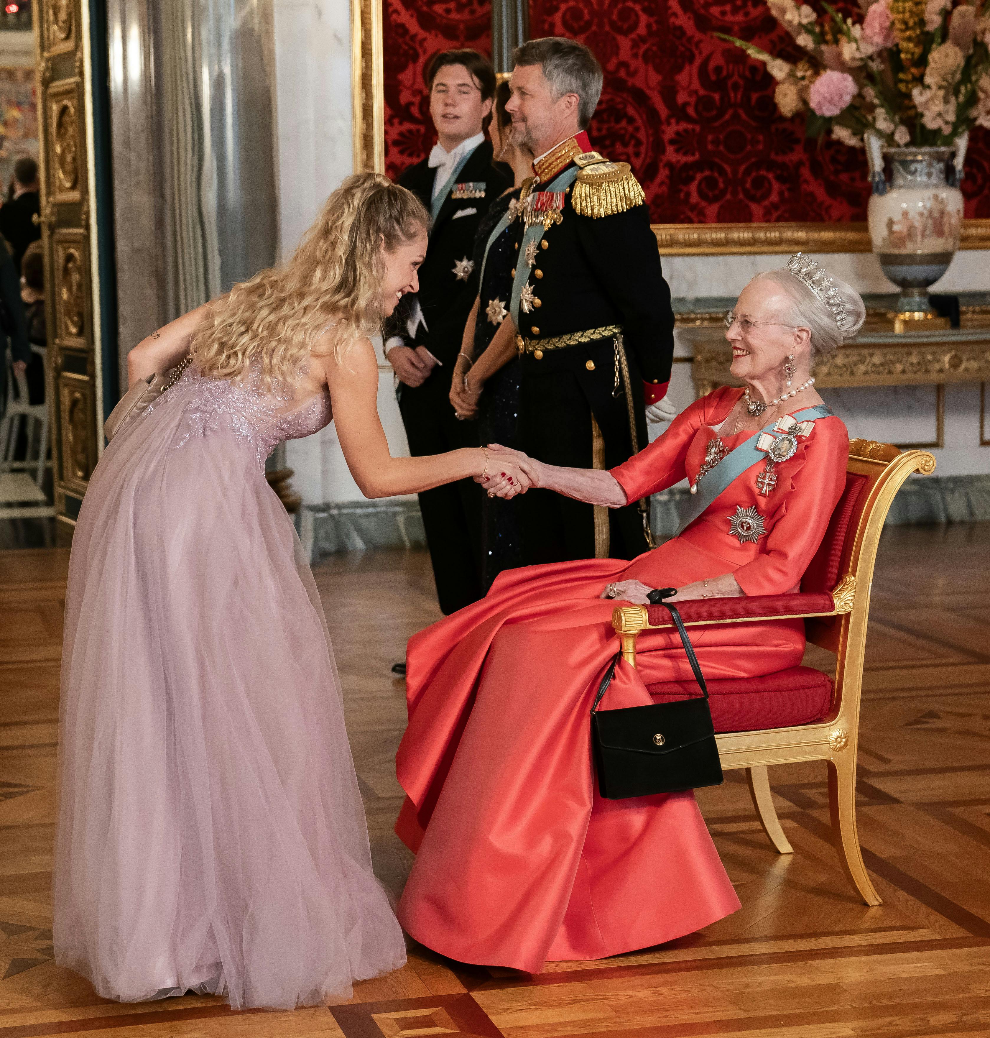 Jasmin Lind hilser på de kongelige.