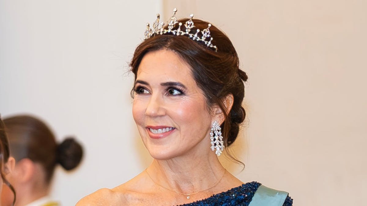 Stolte kronprinsesse Mary kigger på sin nu voksne søn.