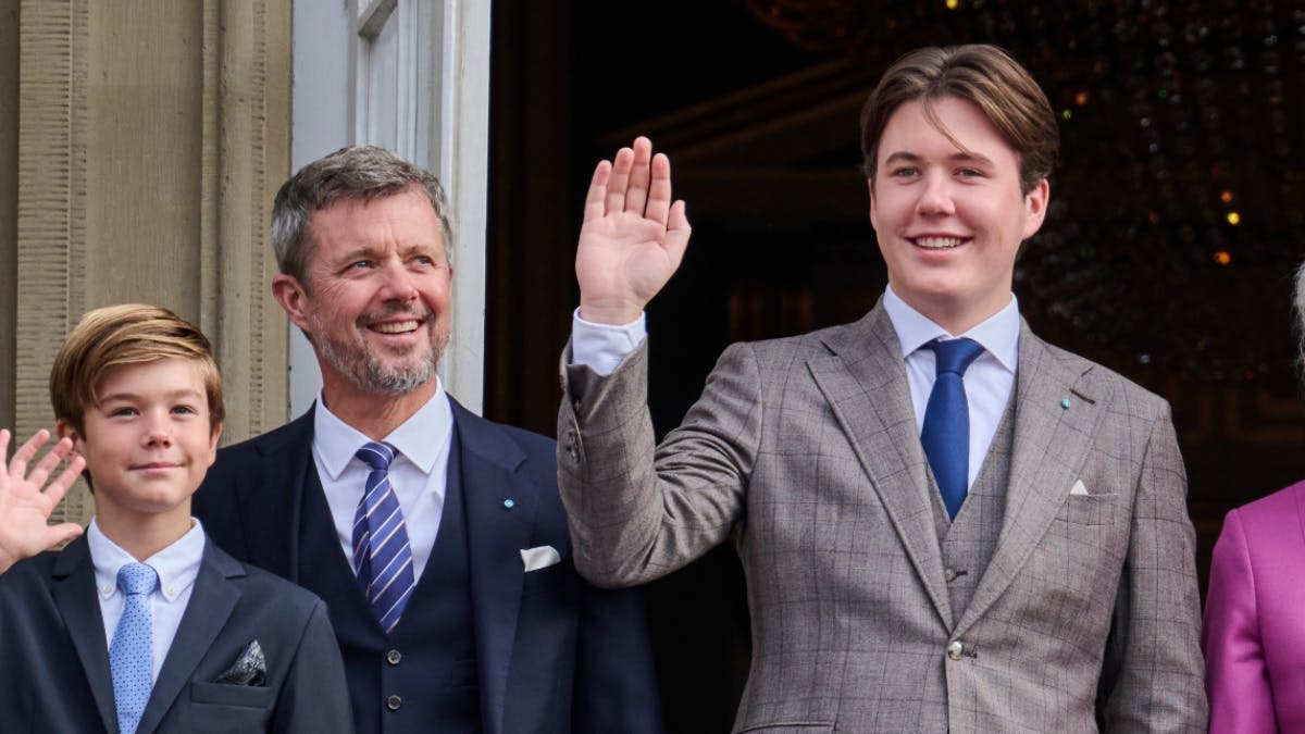 Prins Christian og kronprins Frederik med prins Vincent på balkonen i forbindelse med 18-års fødselsdagen.&nbsp;