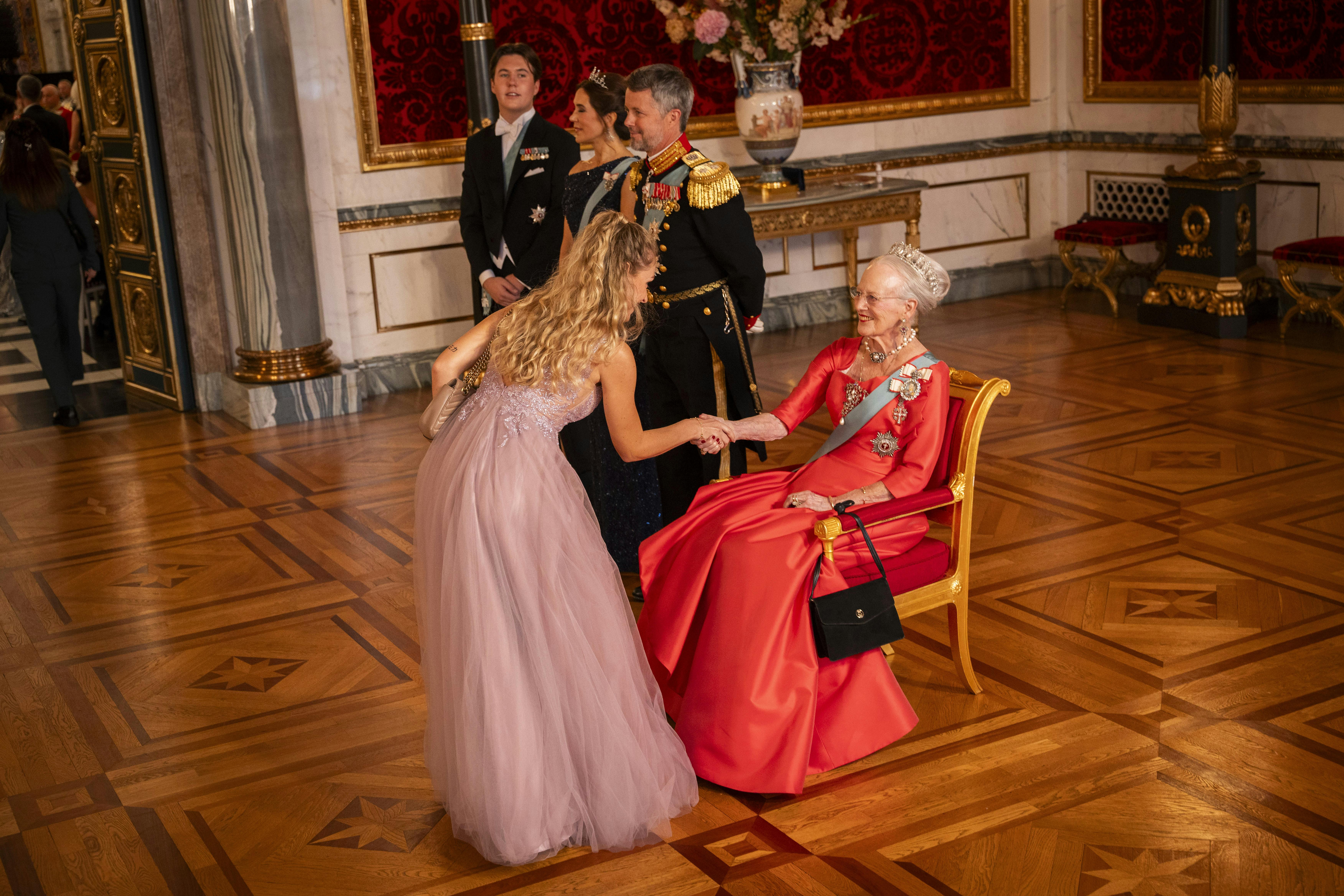 Jasmin Lind hilser på dronning Margrethe den 15. oktober 2023. 