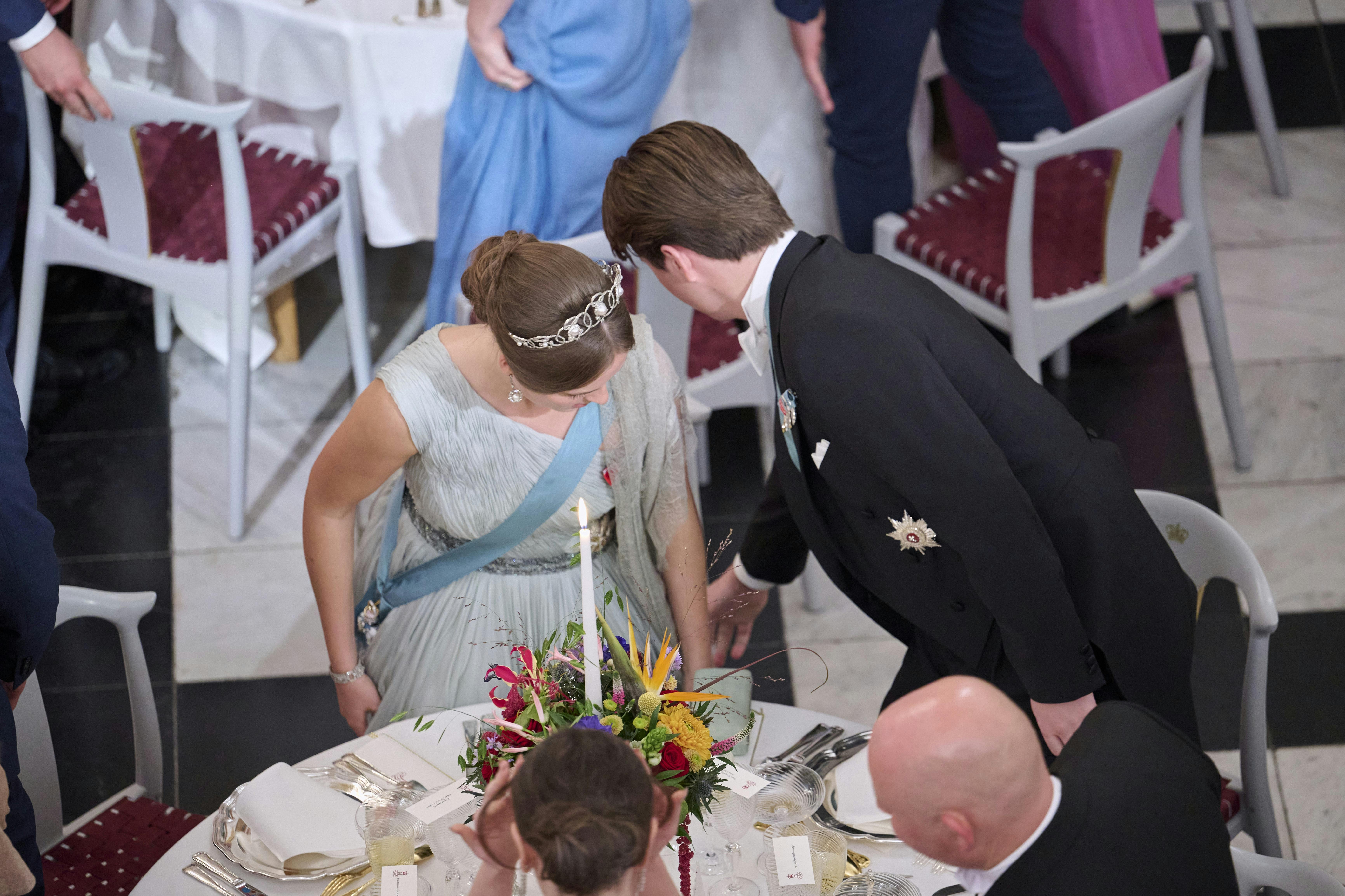 Opgavebeskrivelse: POOL 4A, Prins Christian fylder 18 år, Gallataffel, Tour de table fra balkonSted: Christiansborg SlotFotograf: Lars H. LaursenJournalist: Marianne Singer, Ulrik Ulriksen og Jan KörnerOptagelsedato: 2023.10.15