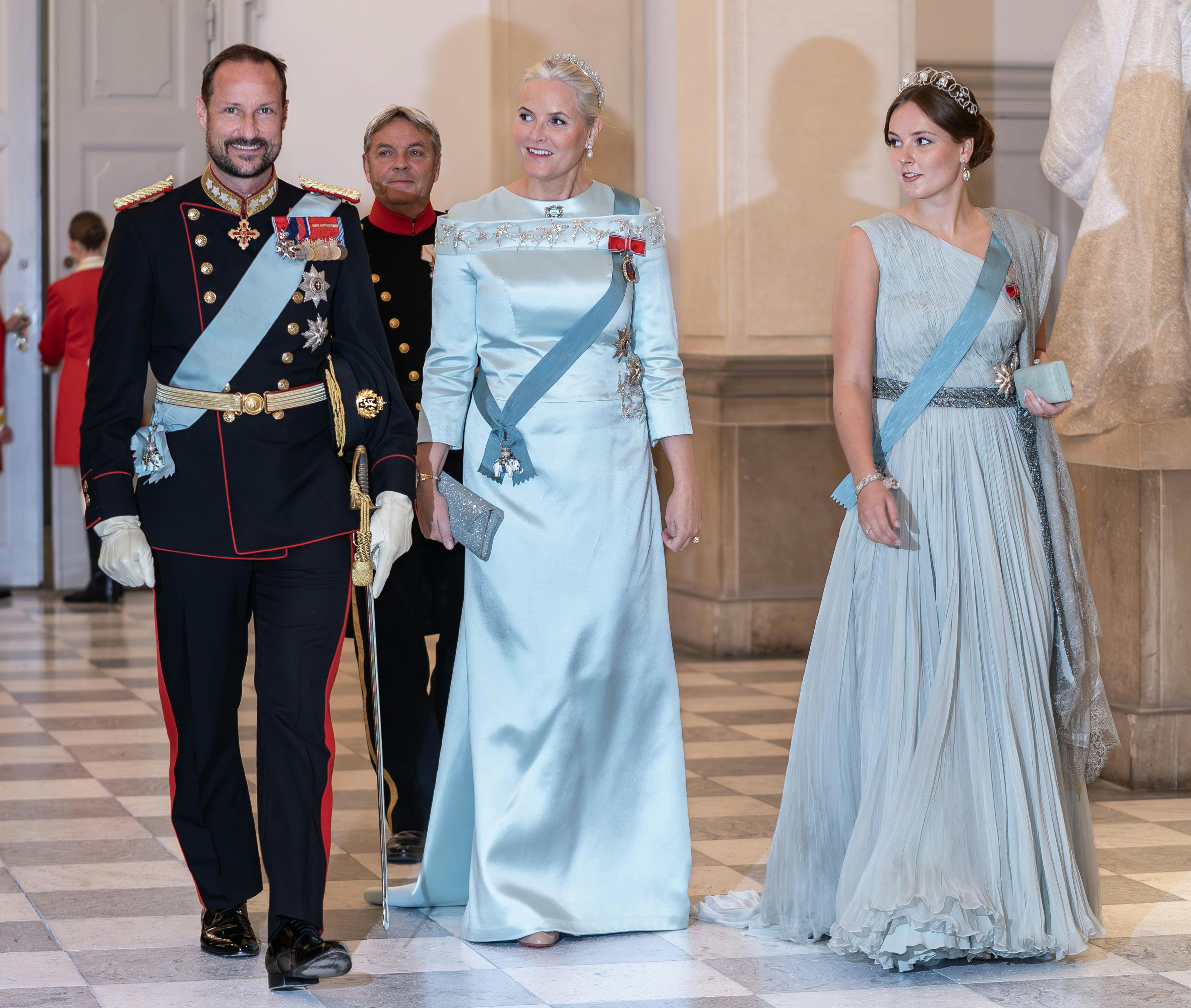 OPGAVE: Prins Christian 18 år. Kongelige ankomster i Drabantsalen.Kronprins Haakon af Norge, Kronprinsesse Mette-Marit og Prinsesse Ingrid Alexandra af NorgeSTED: Christiansborg SlotJOURNALIST: Jan Körner, Marianne Singer og Ulrik UlriksenFOTOGRAF: Hanne JuulDATO: 20231015