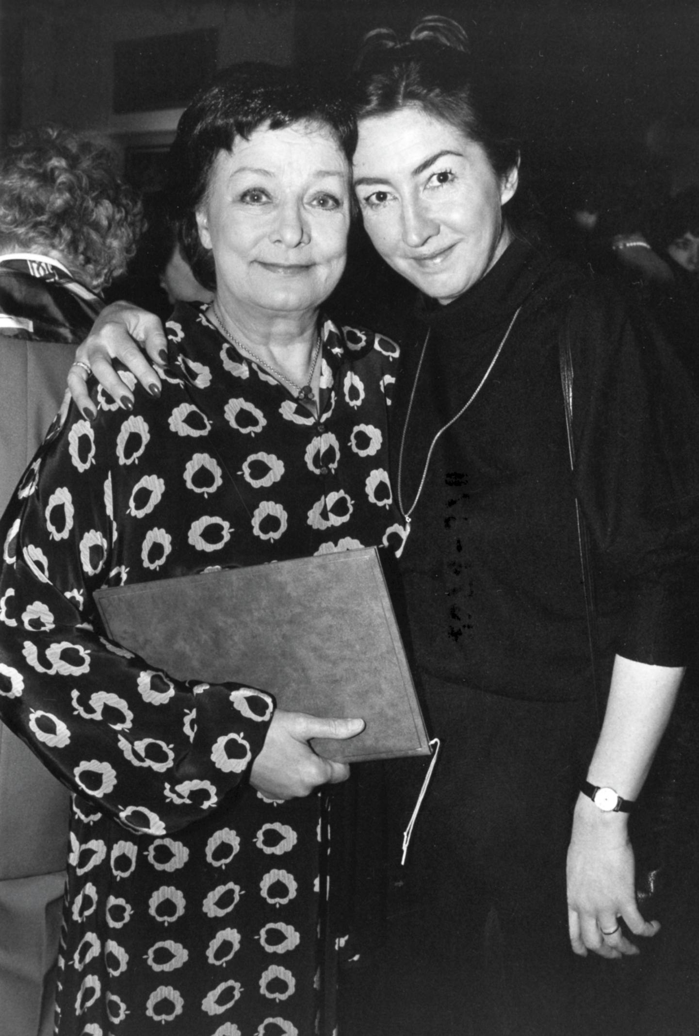 Skuespiller Lily Broberg modtager Henkel-Prisen. Sammen med sin datter Liselotte, 1987.