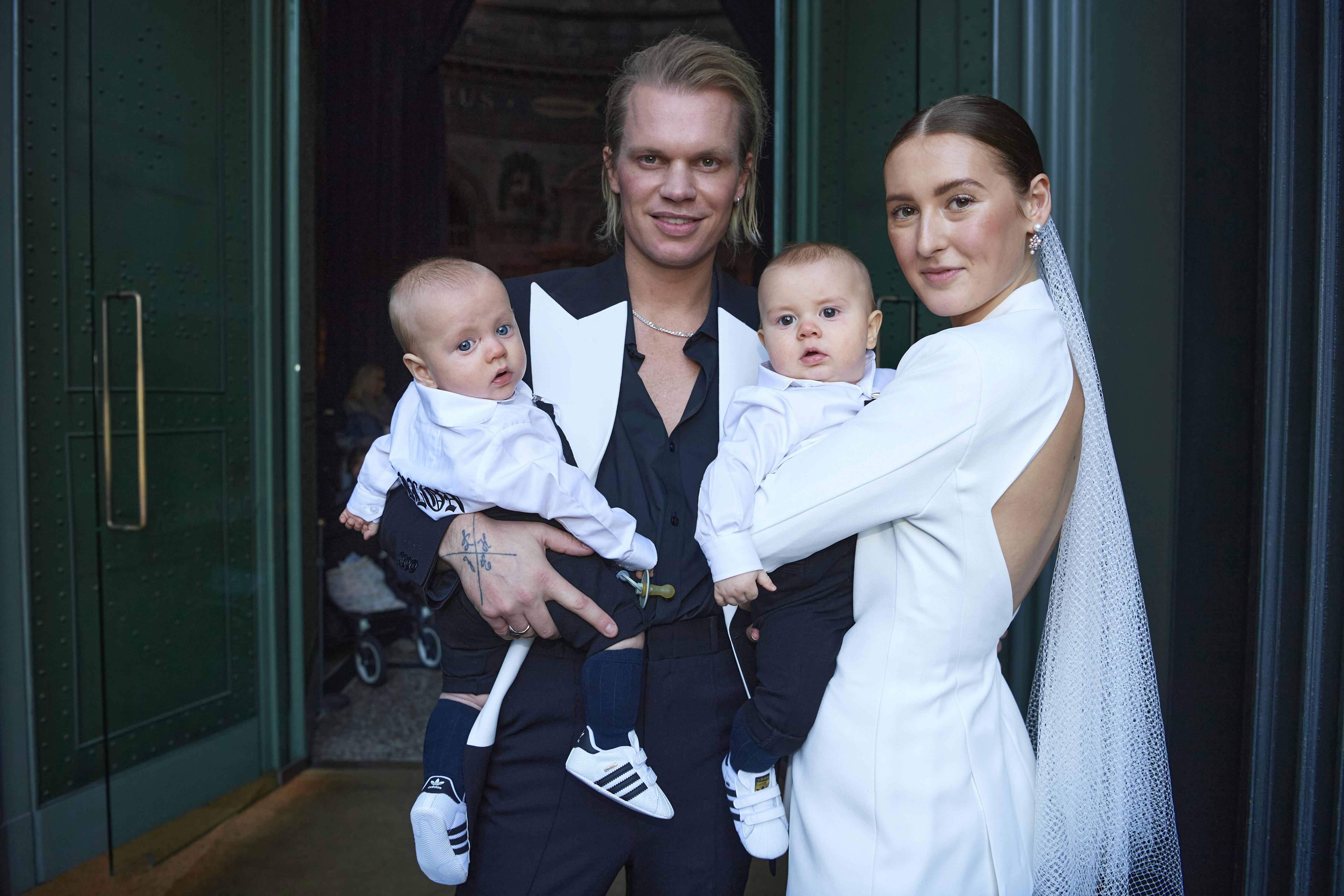 Opgavebeskrivelse: Søren Le Schmidt og Nikoline Skaarup barnedåb og bryllupSted: Marmorkirken, KøbenhavnFotograf: Lars H. LaursenJournalist: Majken MunkOptagelsedato: 2022.01.09