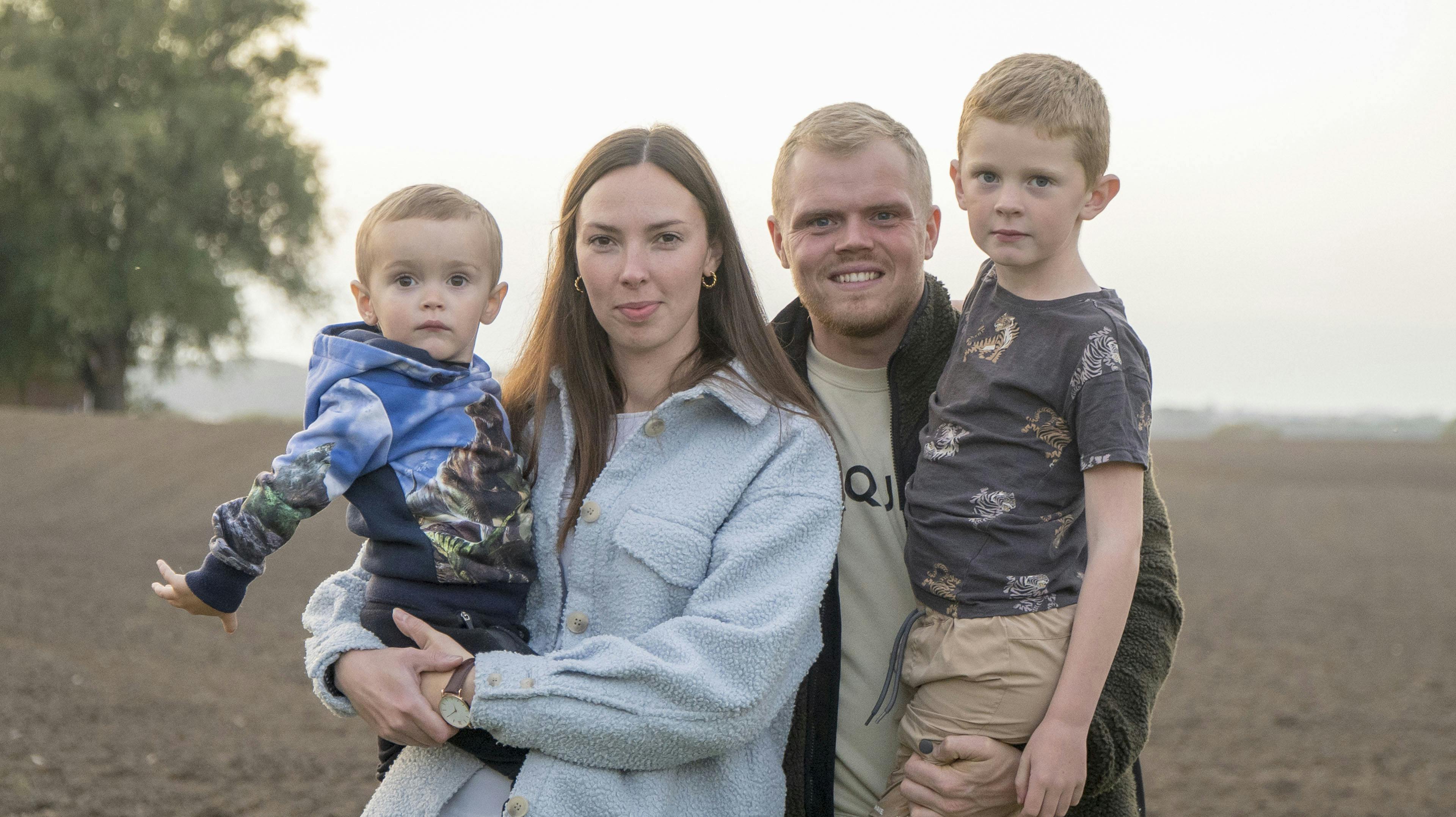 Lena og Mads samt sønnerne Malthe og Asmus
